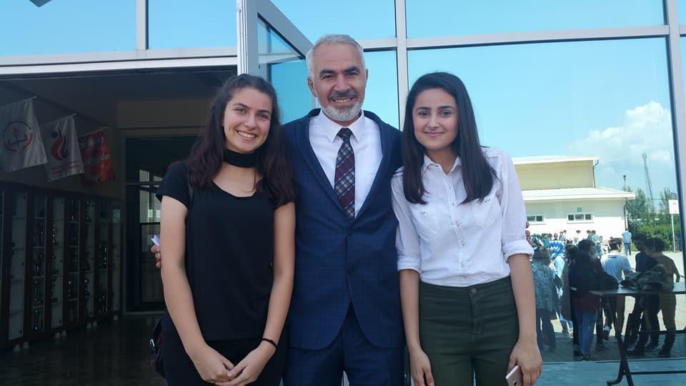 Öğrenciler, okul müdürlerinin değişmemesi için eylem yaptı