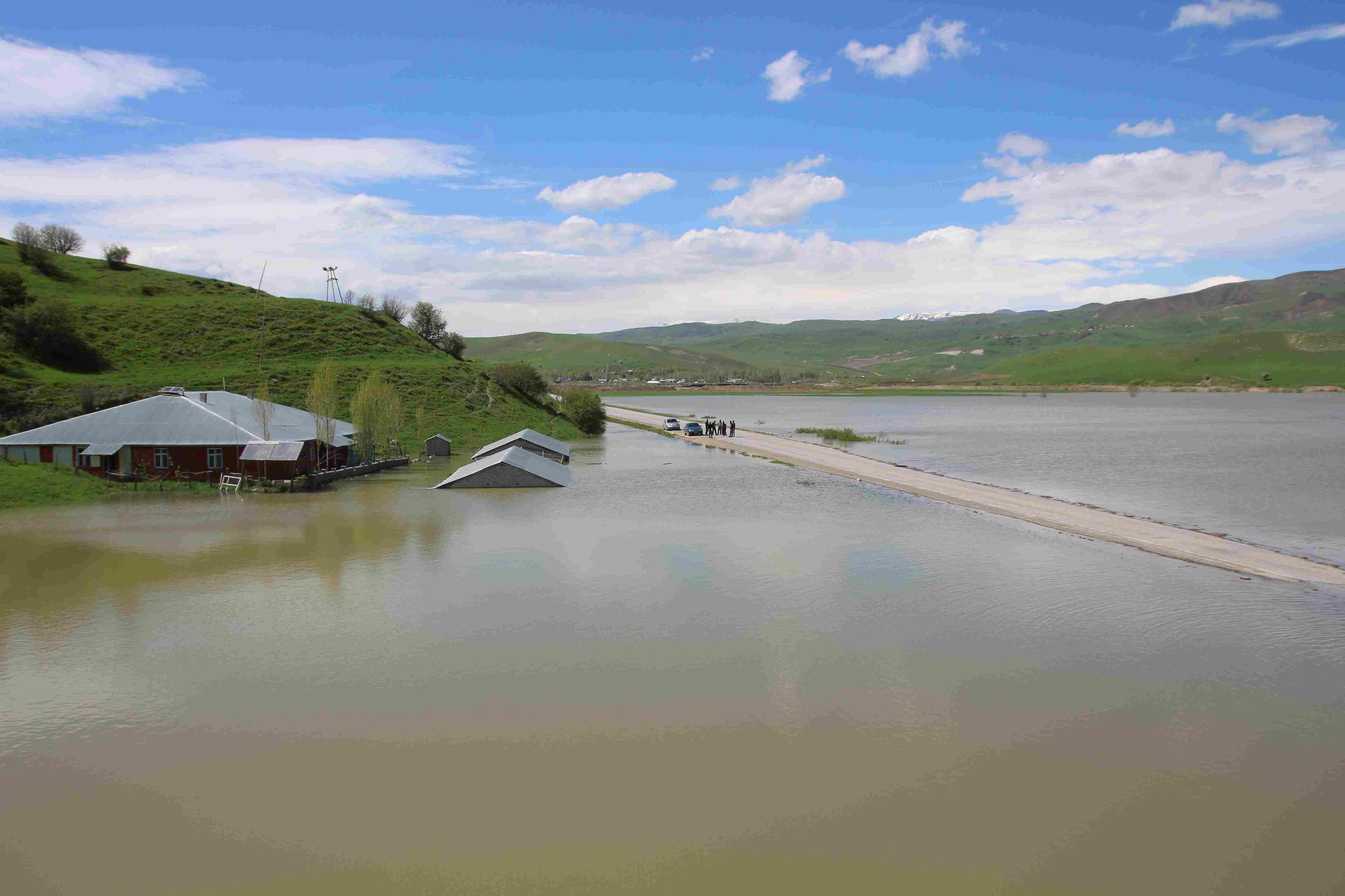 İki baraj arasında kalan köydeki evler, sular altında