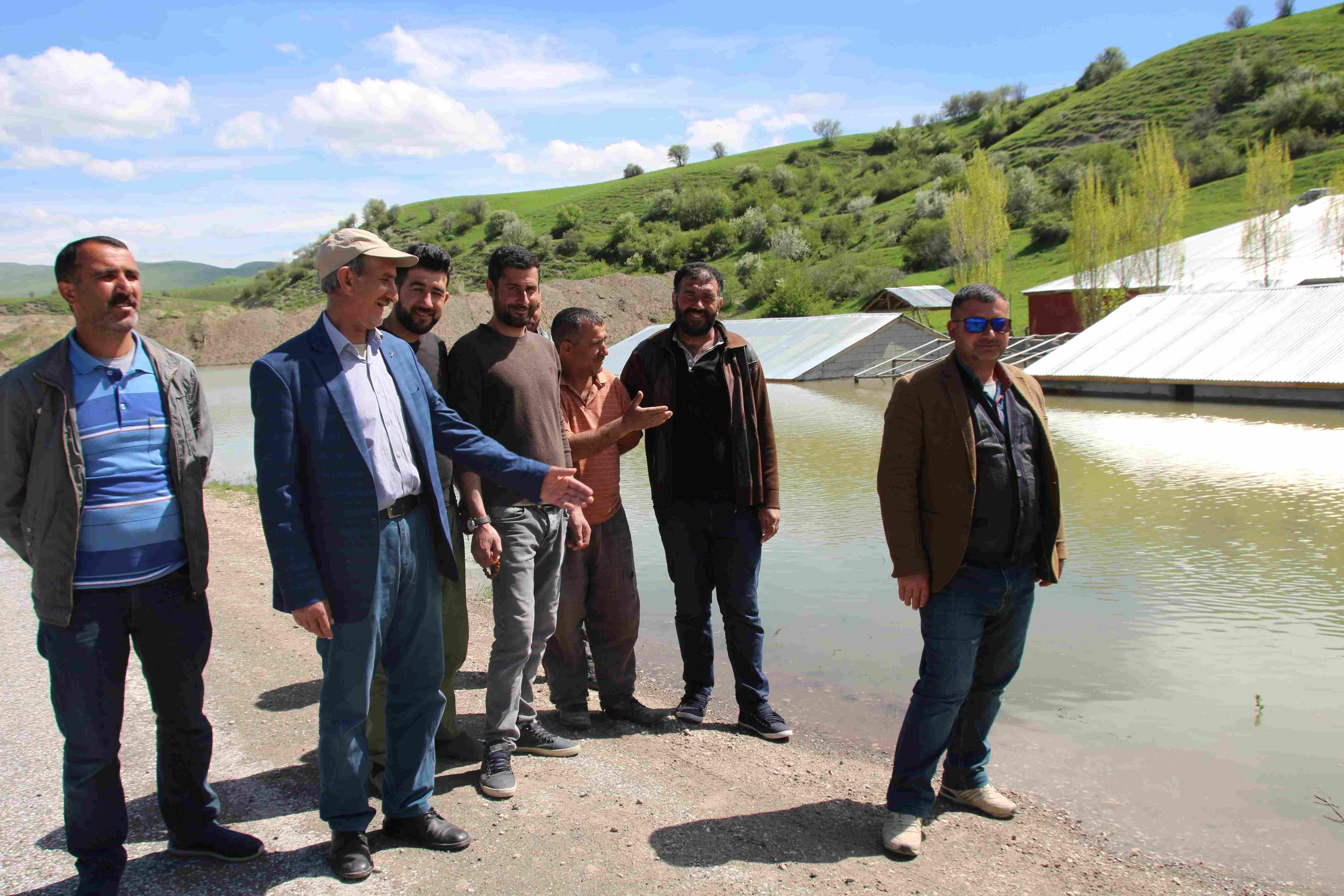 İki baraj arasında kalan köydeki evler, sular altında