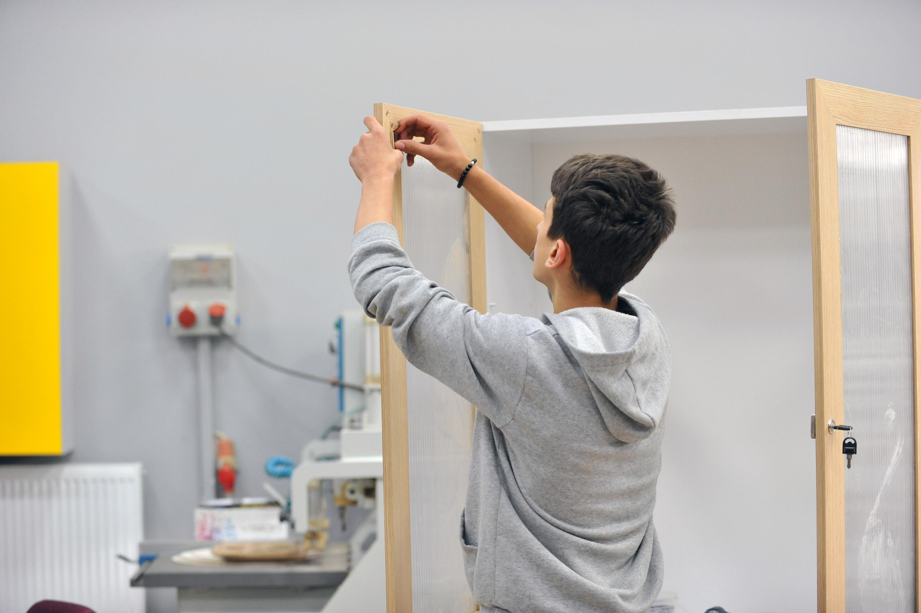 Bu lise fabrika gibi çalışıyor