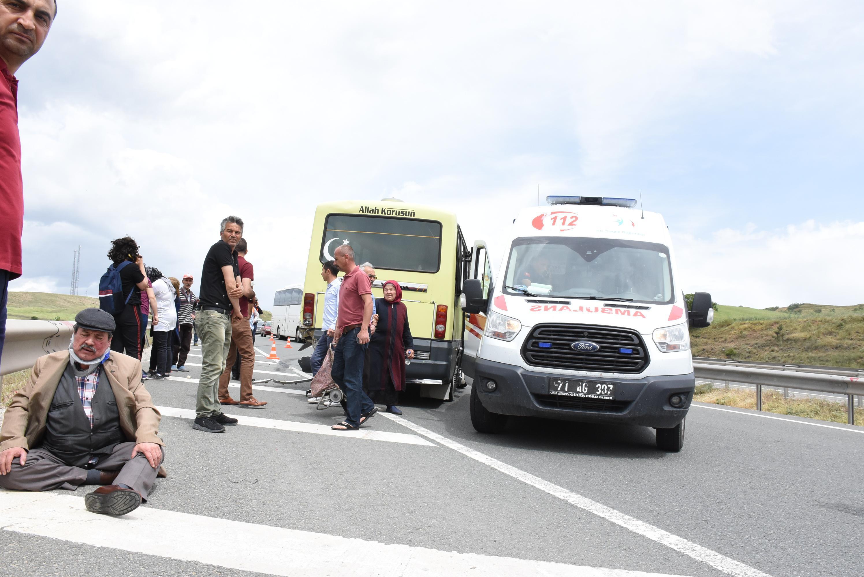 Kırıkkalede otomobil ile yolcu minibüsü çarpıştı: 8 yaralı