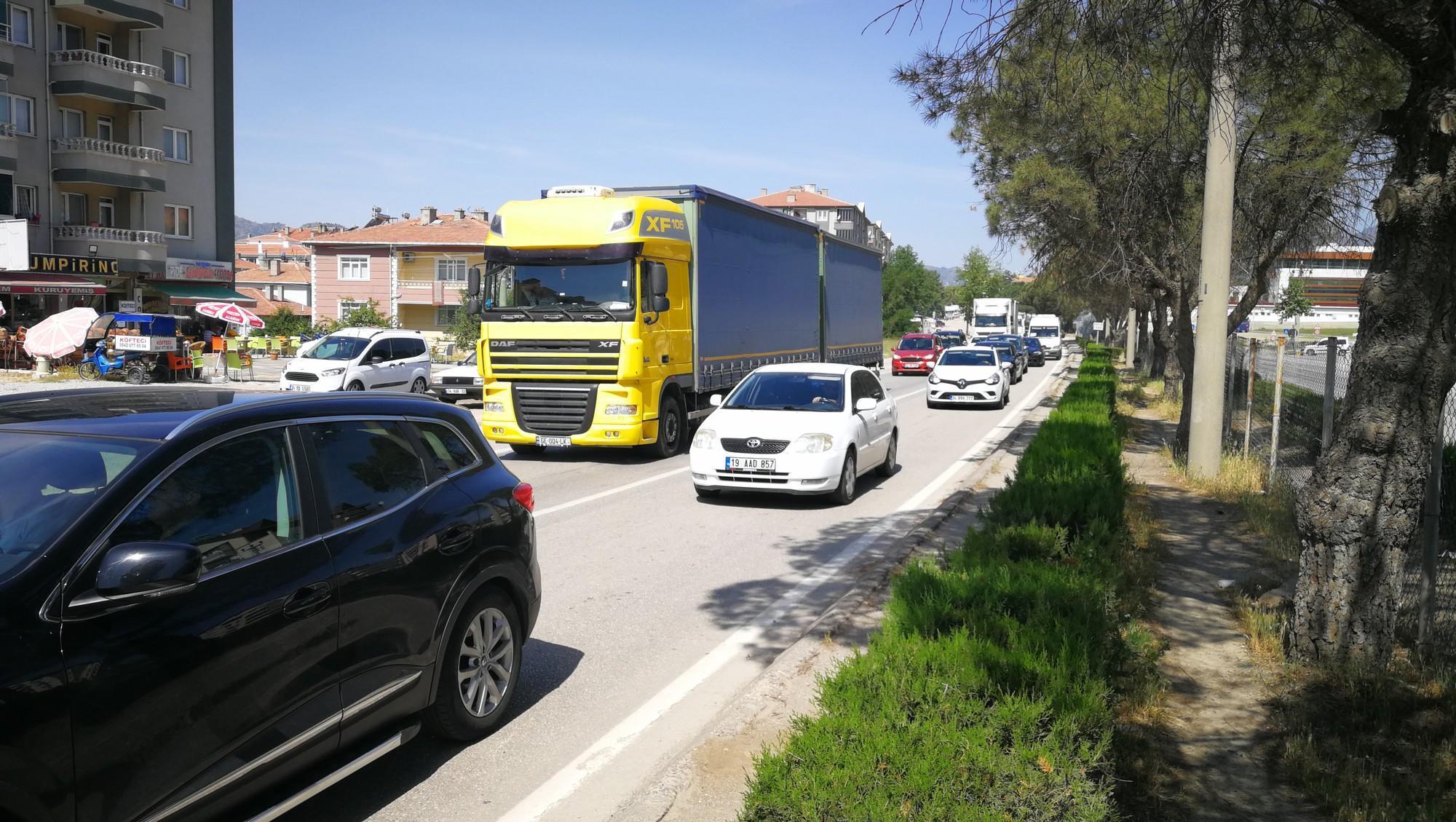 Tatil yolunda 10 kilometrelik araç kuyruğu