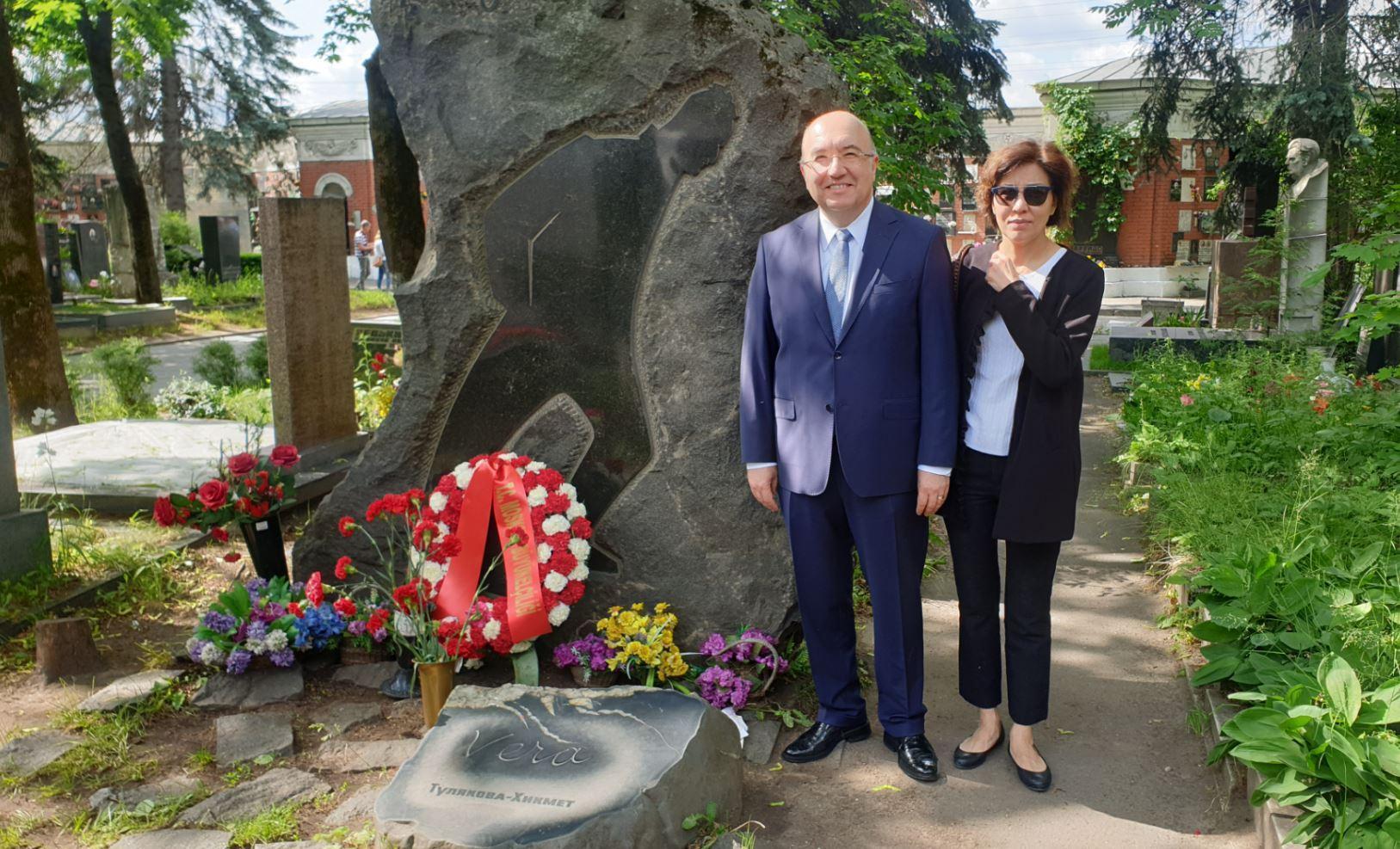 Nazım Hikmet, Moskovada mezarı başında anıldı