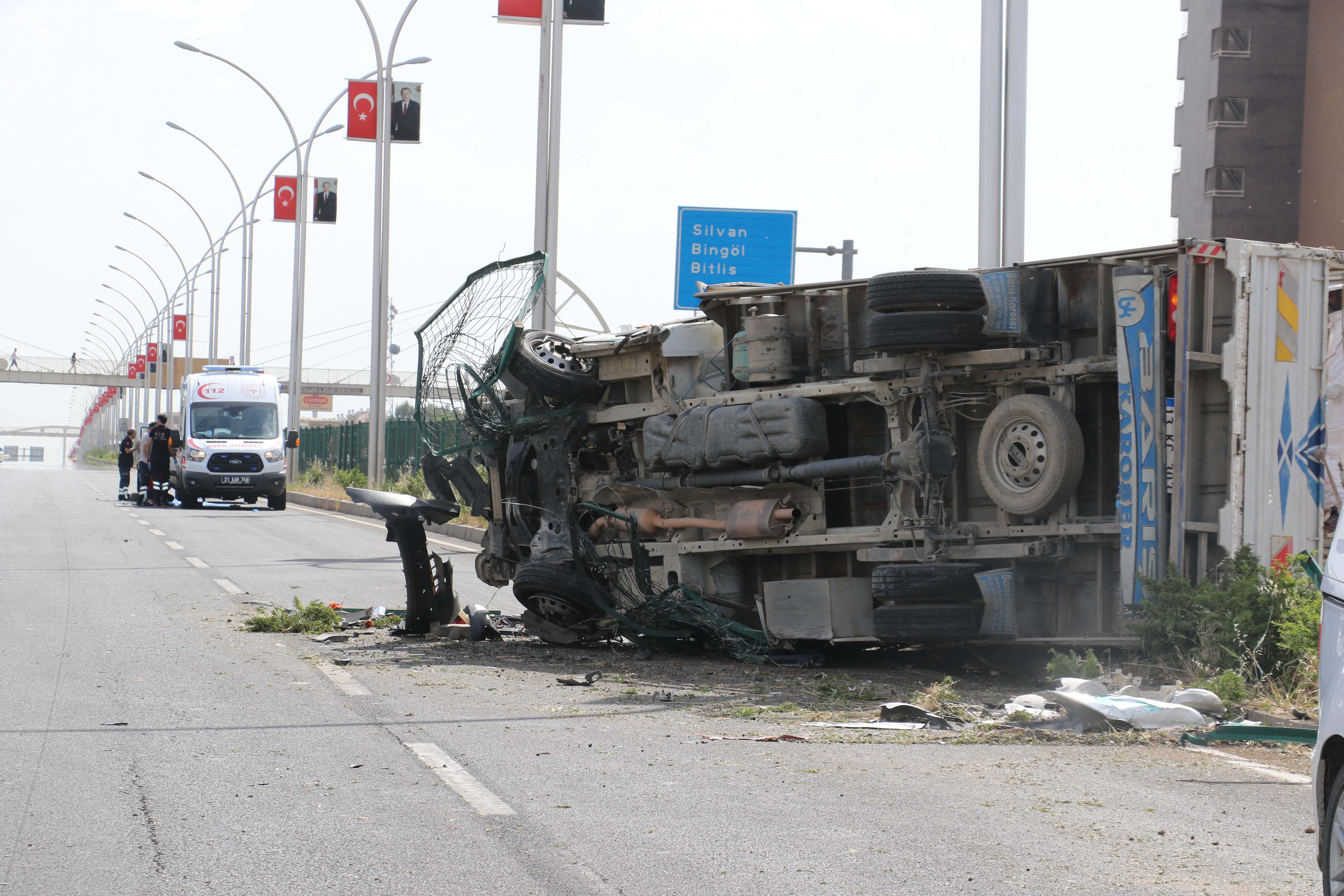 Arı kovanı yüklü kamyonet devrildi, çevredekiler zor anlar yaşadı