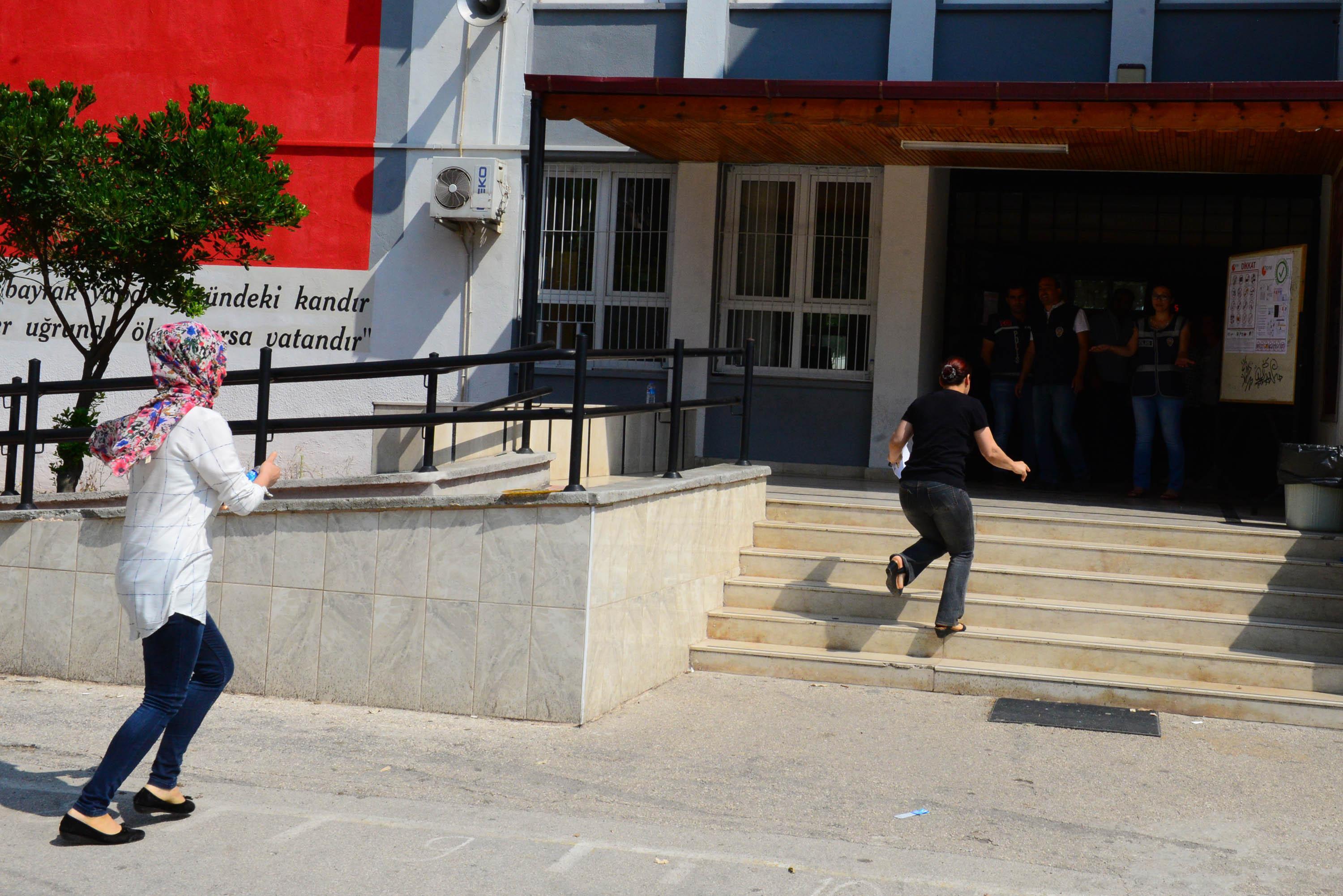 Kimi son anda yetişti, kimi gözyaşı döktü... İşte YKSde yaşananlar