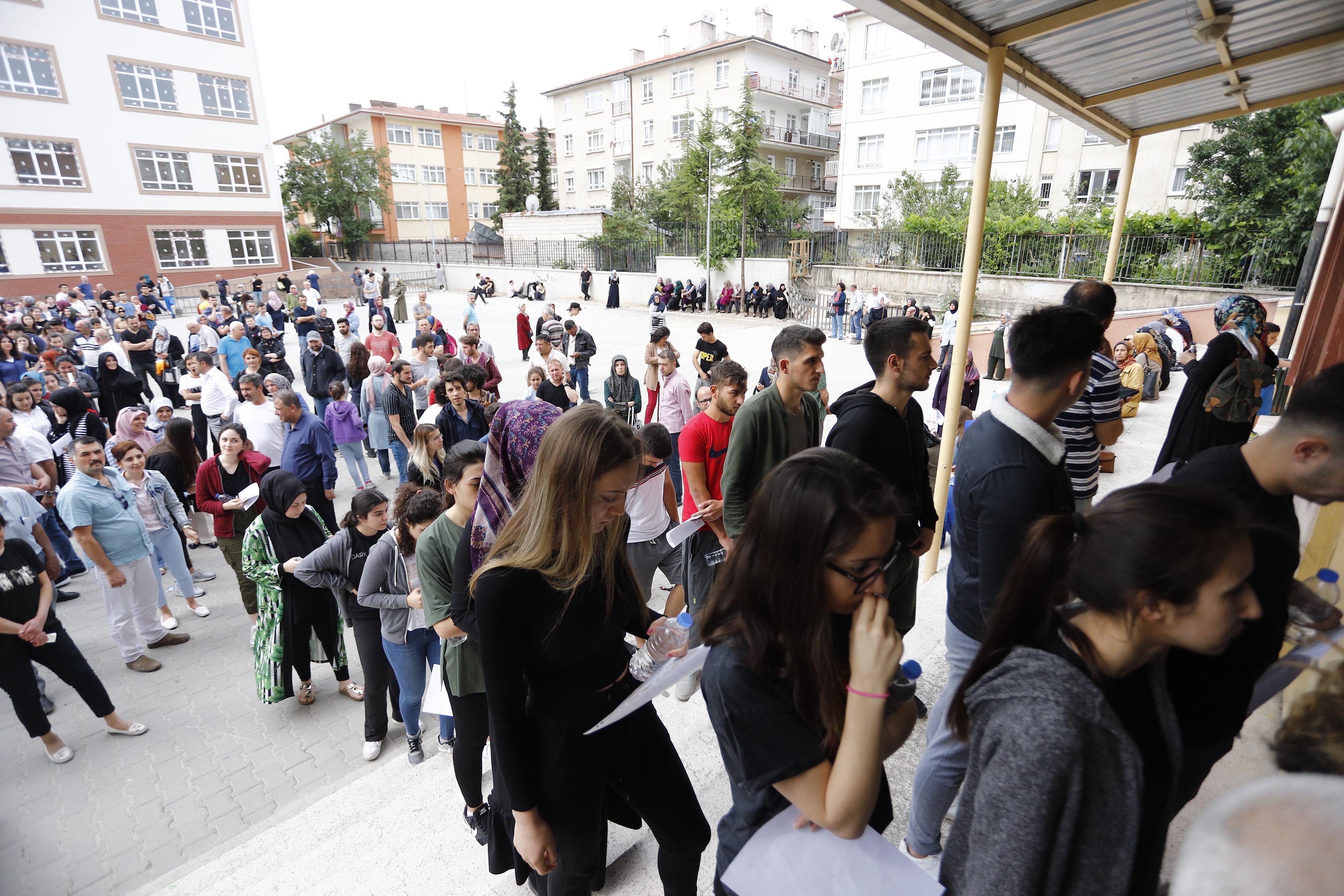 Kimi son anda yetişti, kimi gözyaşı döktü... İşte YKSde yaşananlar