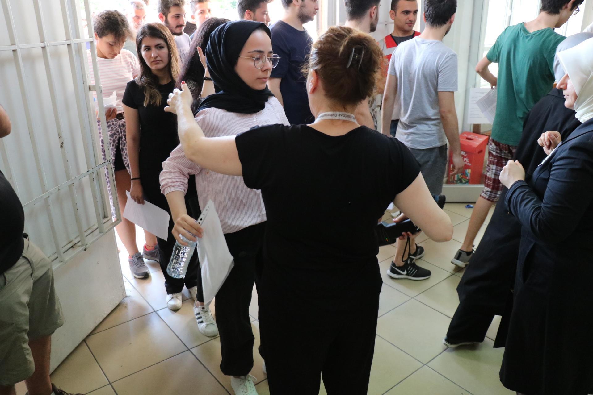 YKS heyecanı Kimi kimliğini unuttu, kimi ise geç kaldı