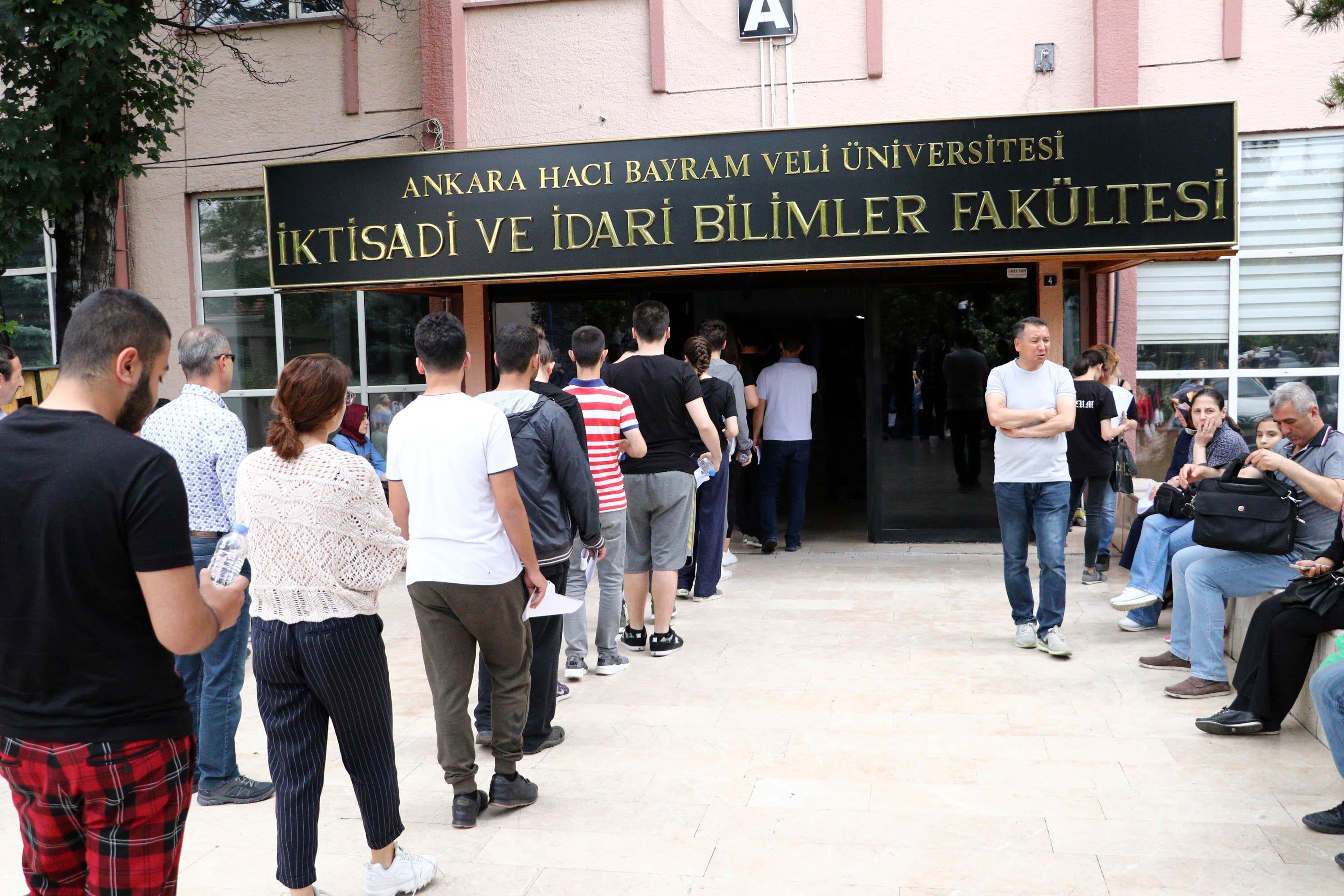 YKS heyecanı Kimi kimliğini unuttu, kimi ise geç kaldı