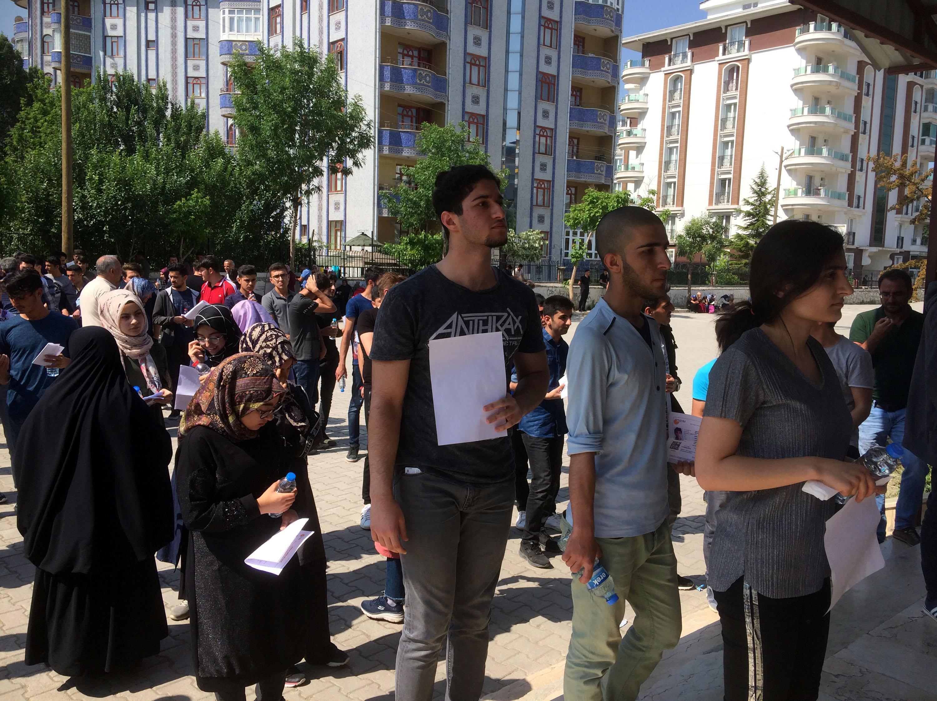 YKS heyecanı Kimi kimliğini unuttu, kimi ise geç kaldı