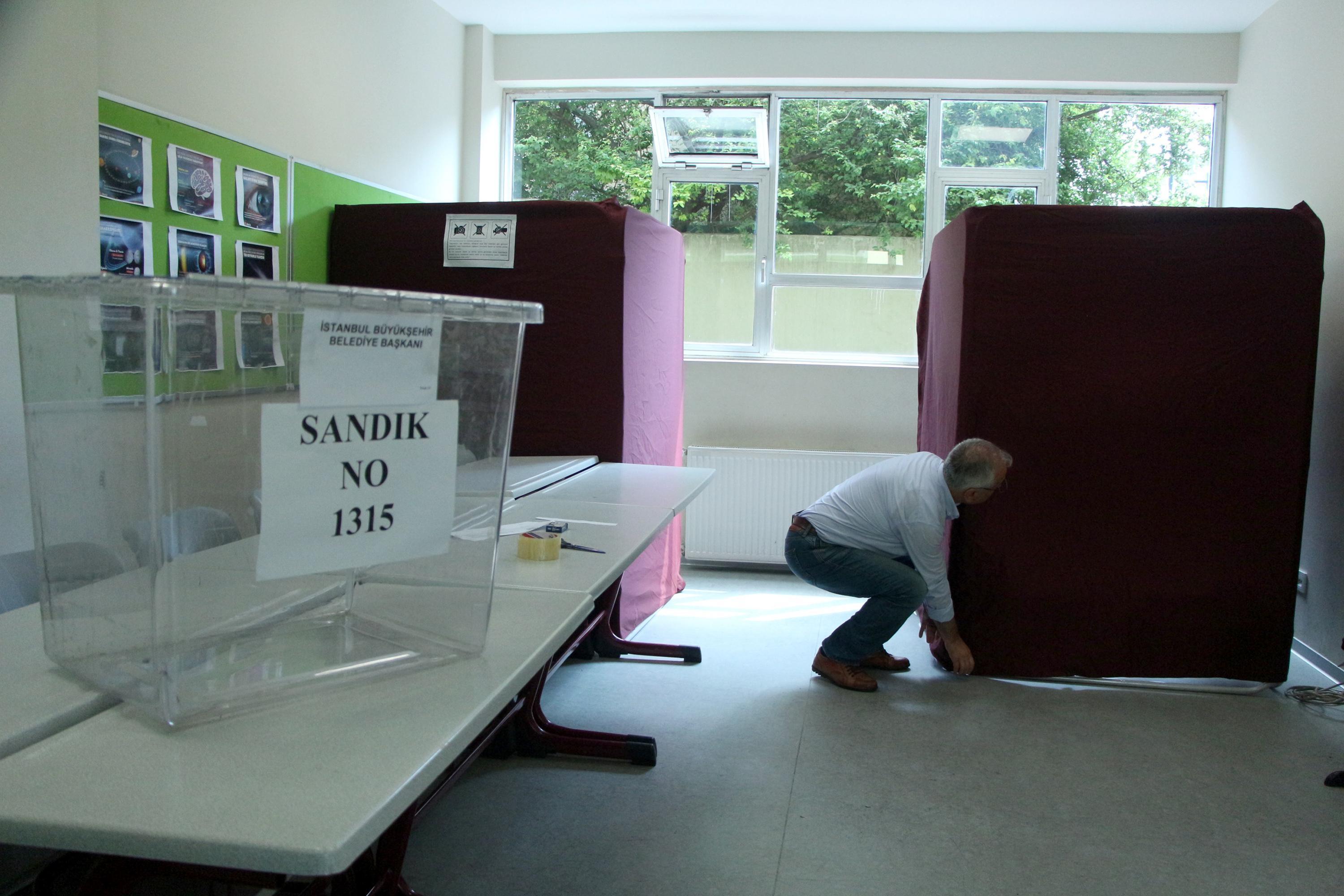 İstanbulda oy pusulaları torbalara konuldu, dağıtım için hazırlık yapılıyor