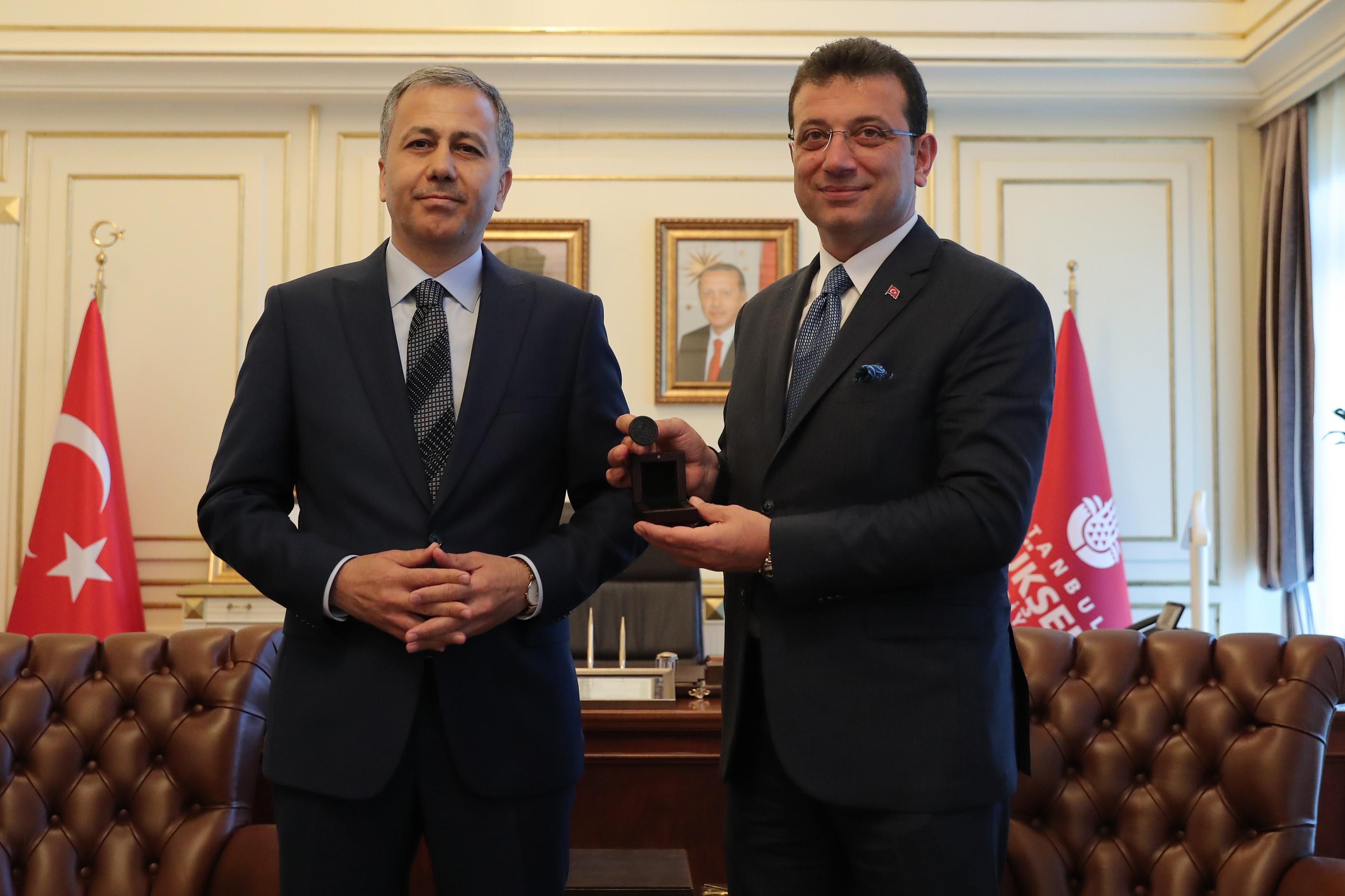 Ekrem İmamoğlu mazbatasını aldı