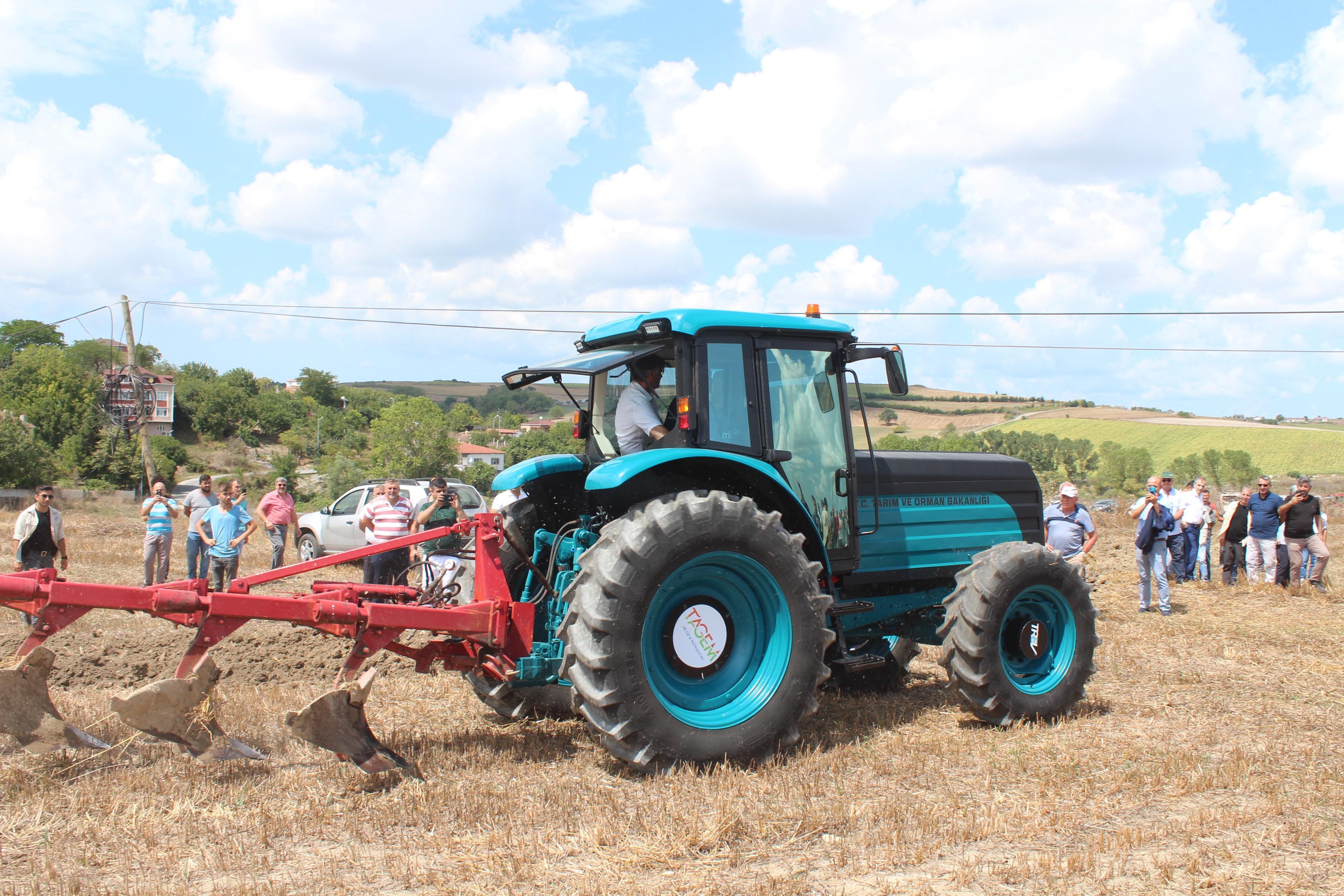 Bakan Pakdemirli Arnavutköyde elektrikli traktörü test etti