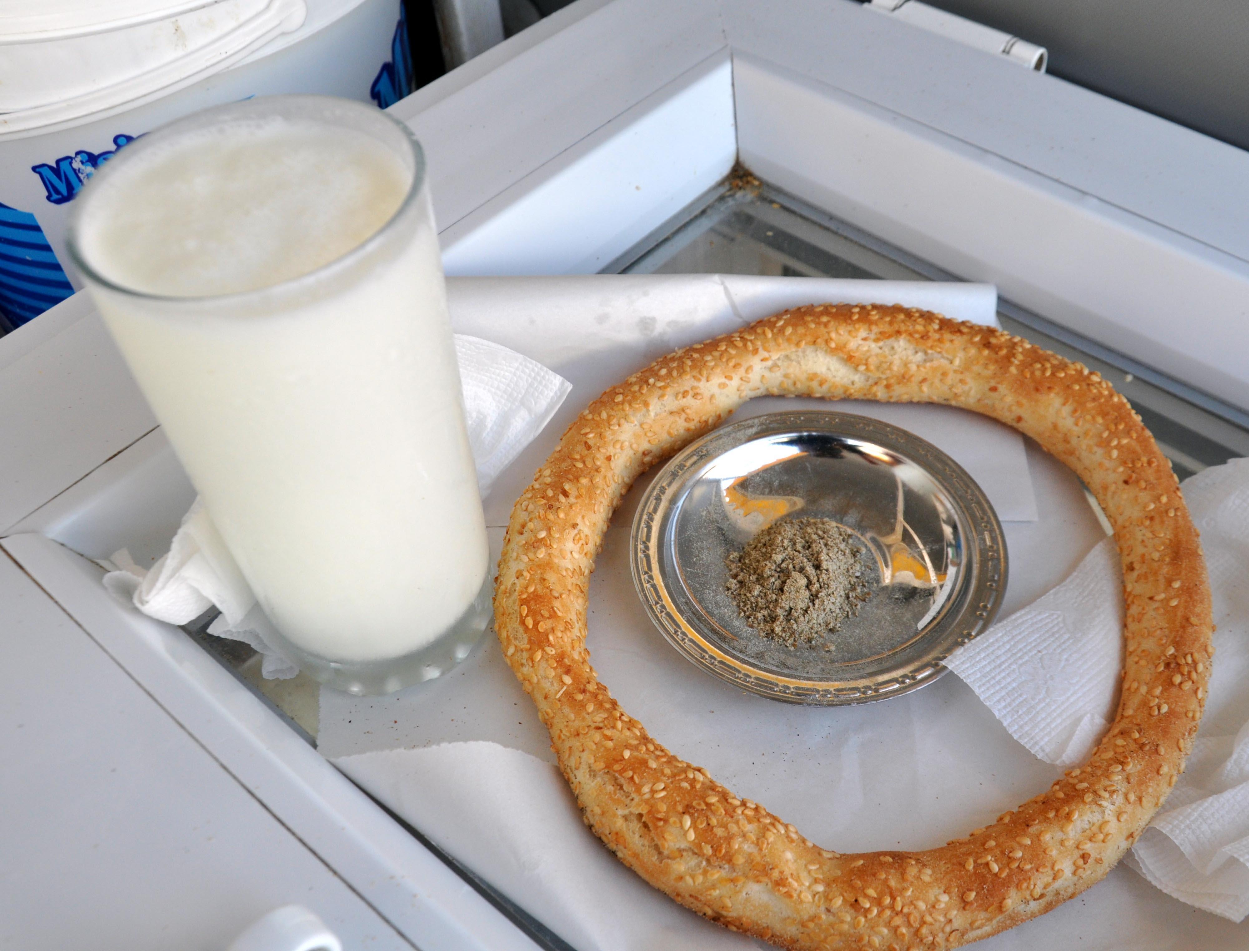 Simit ayran satarak 3 çocuk okutuyorlar