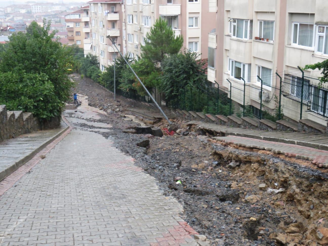 İstanbulda sağanak yağmur Yollar sular altında kaldı, vapur seferleri iptal edildi