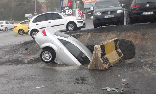 İstanbulda sağanak yağmur Yollar sular altında kaldı, vapur seferleri iptal edildi
