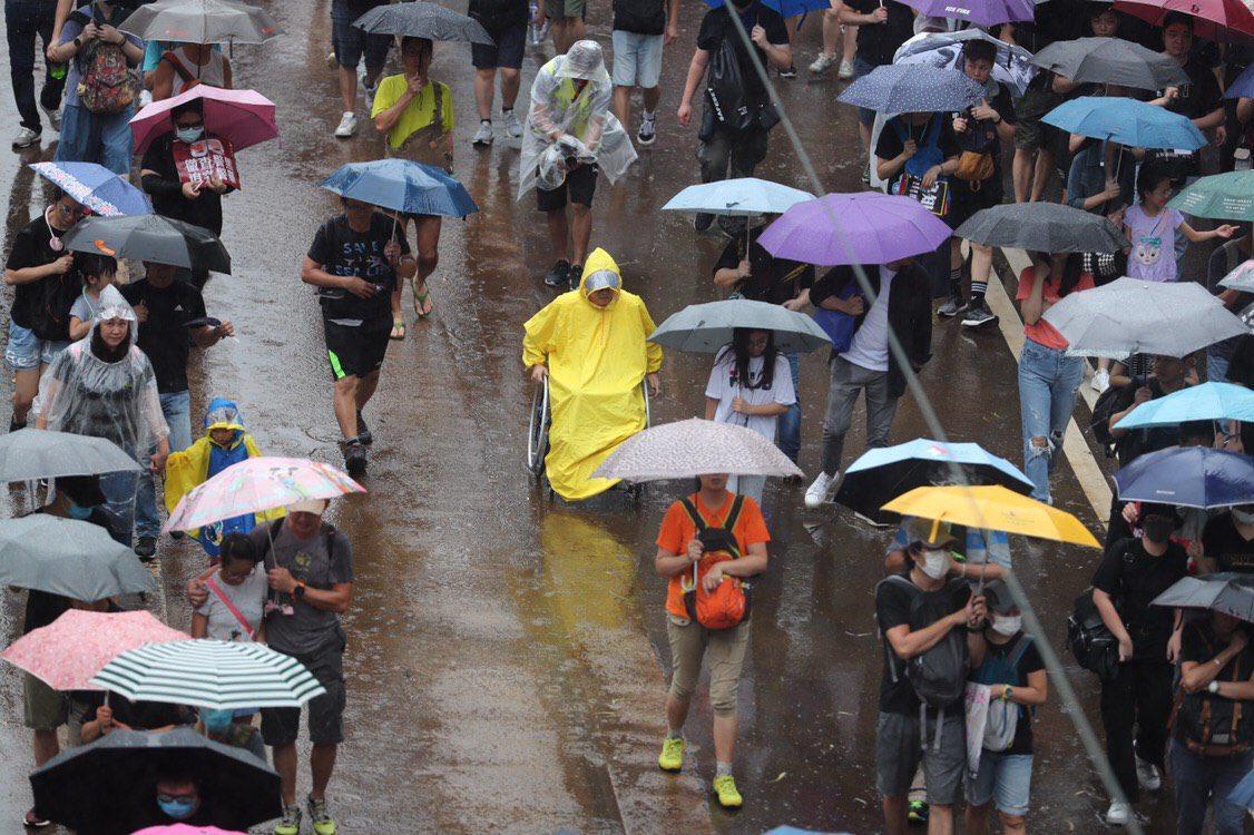 Hong Kong’da binlerce kişi yine sokaklarda