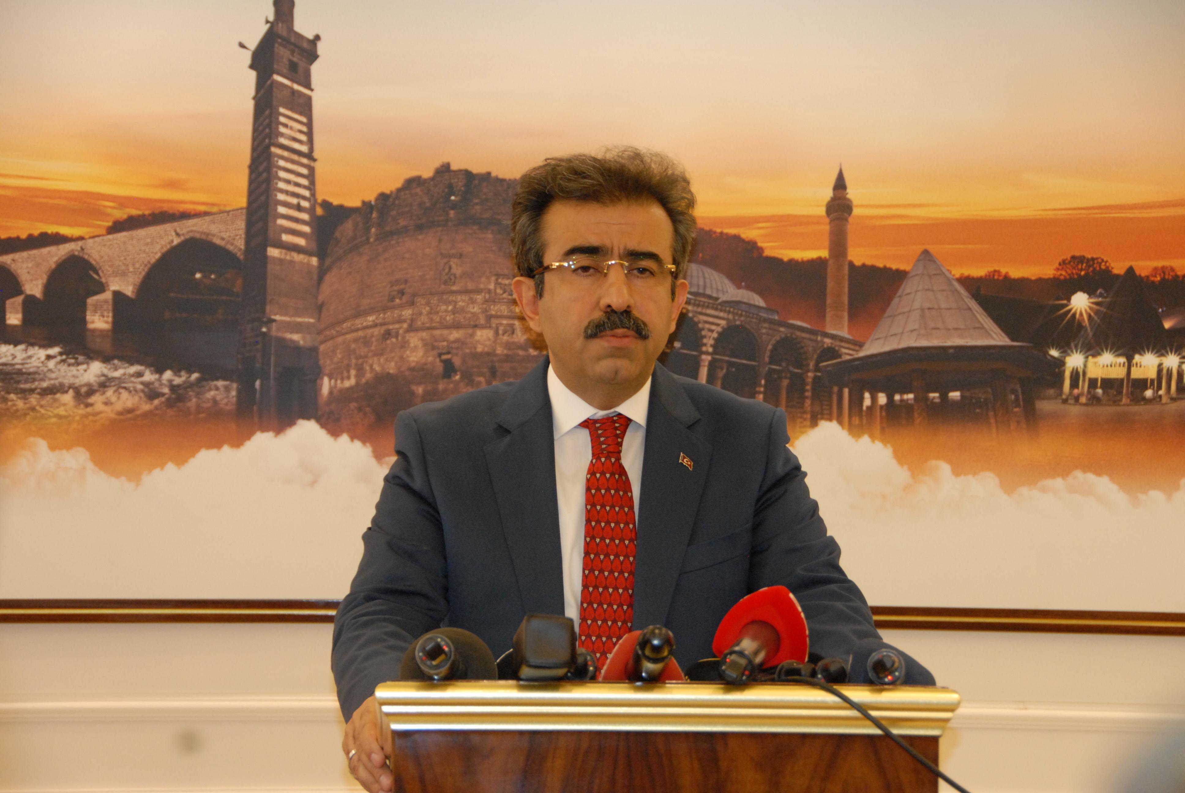 İçişleri Bakanlığı, Diyarbakır, Van ve Mardin büyükşehir belediye başkanlarının görevden uzaklaştırıldığını açıkladı