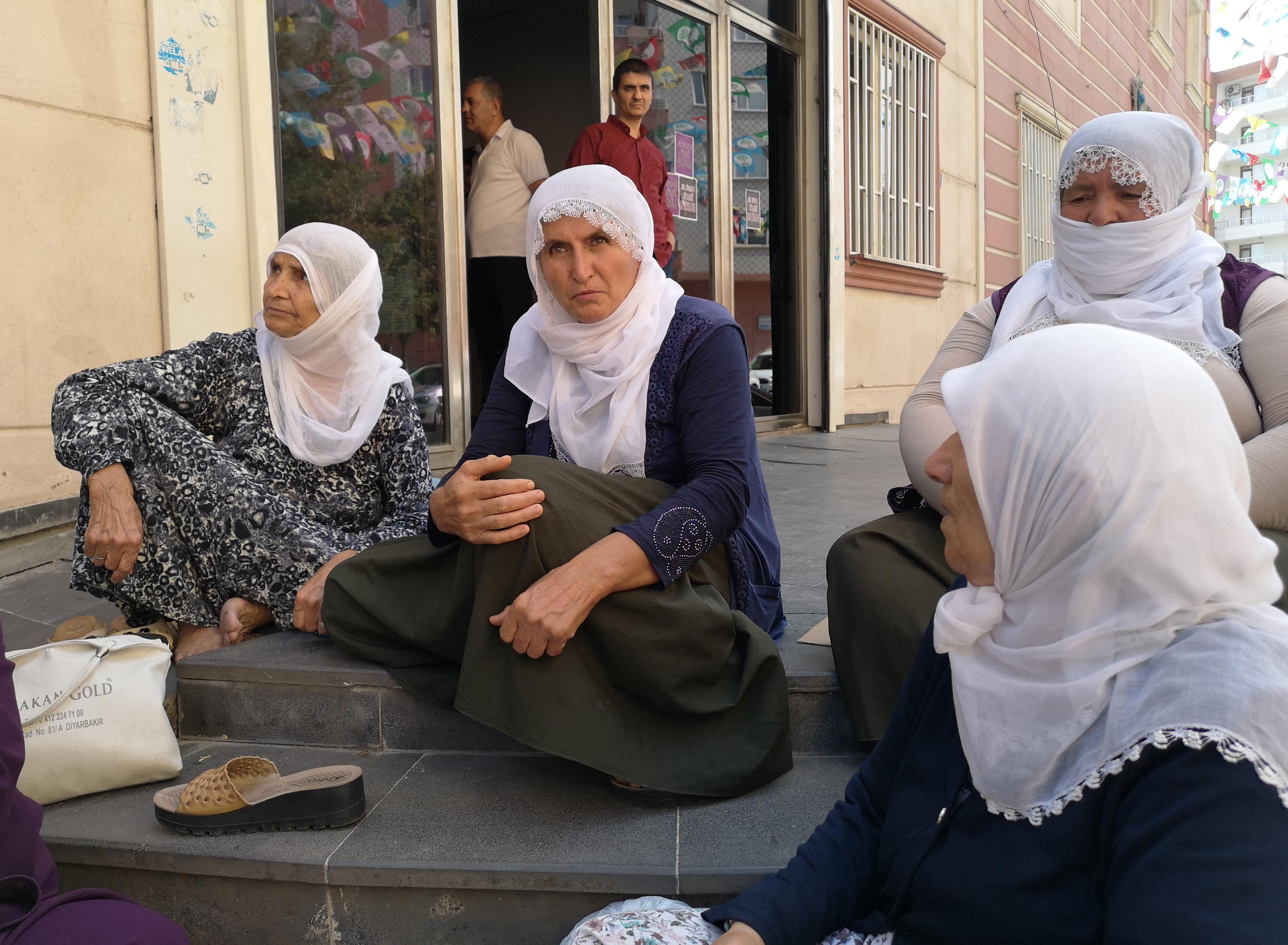 Oğlunun dağa kaçırıldığını söyleyen annenin HDPdeki eylemi sürüyor