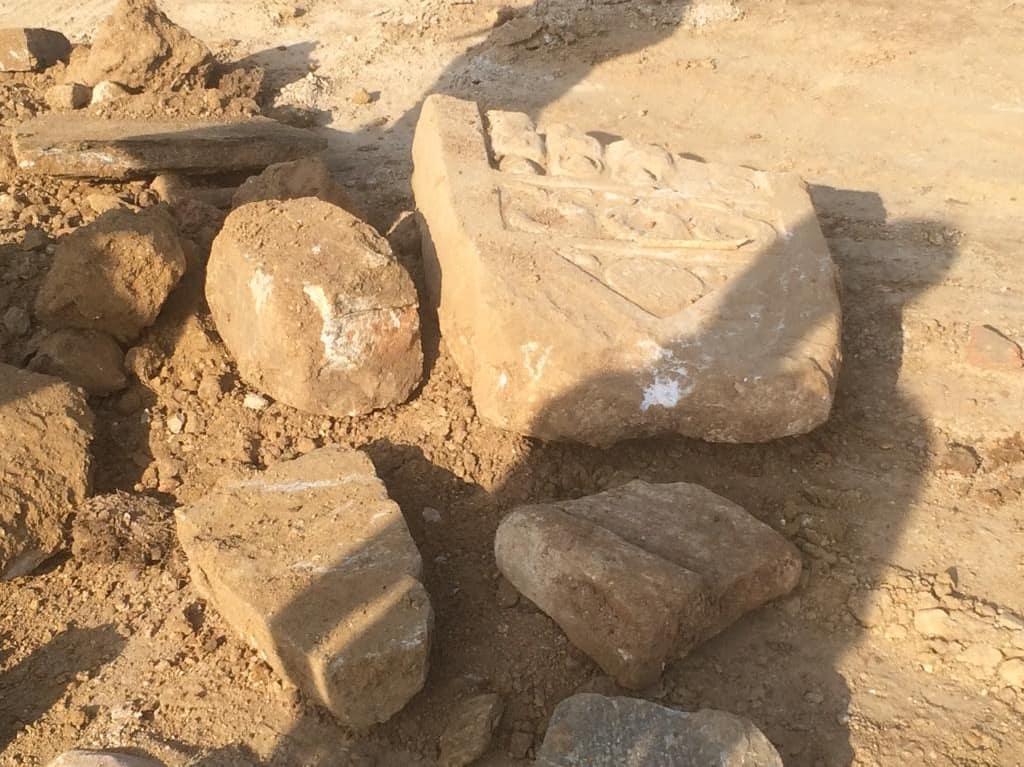 Okul temeli kazısında, Roma dönemine ait mezar taşı bulundu