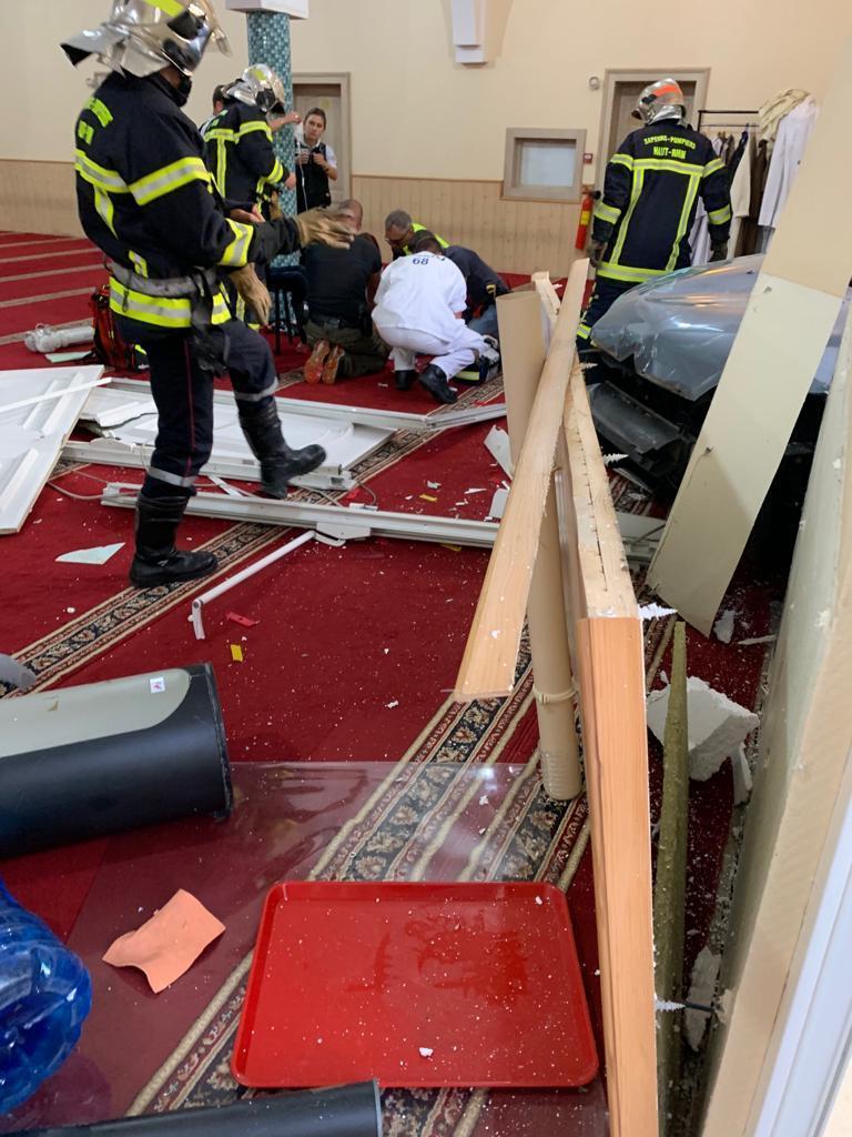 Fransa’da camiye araba çarptı