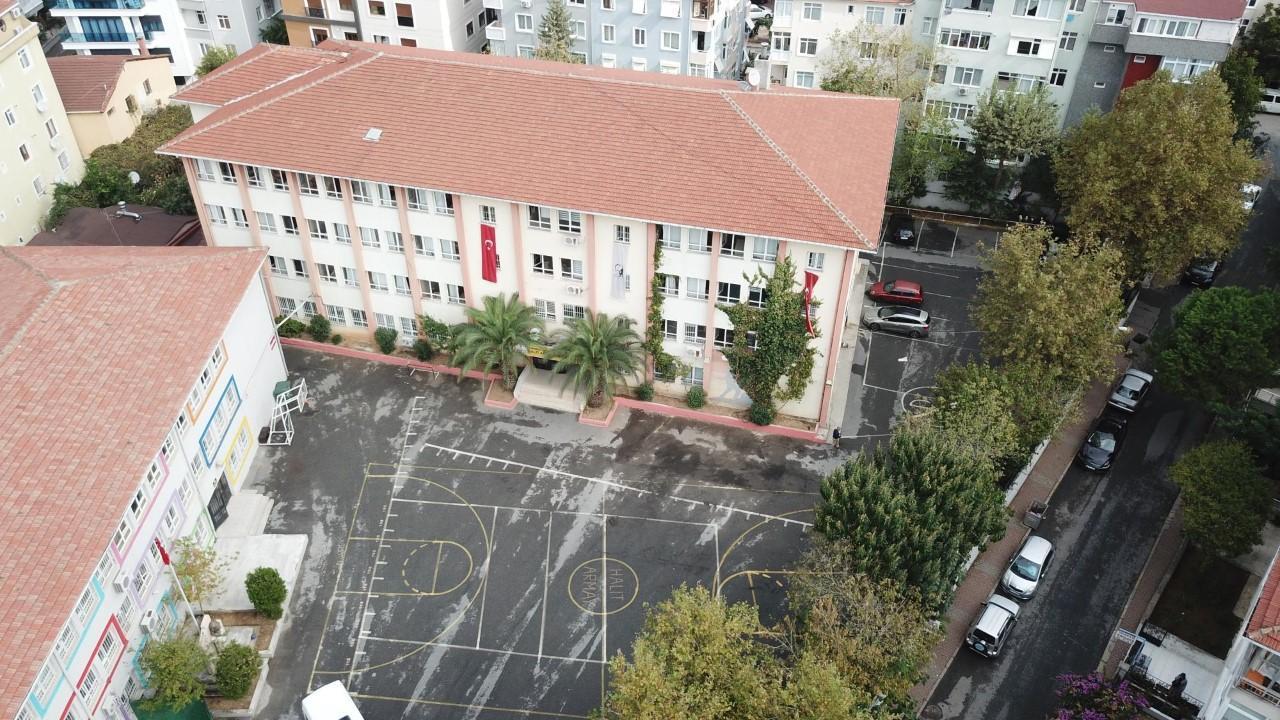 Hasar nedeniyle incelenen Yenibosna Ortaokulu ve Maltepe Halit Armay Anadolu Lisesi havadan fotoğraflandı