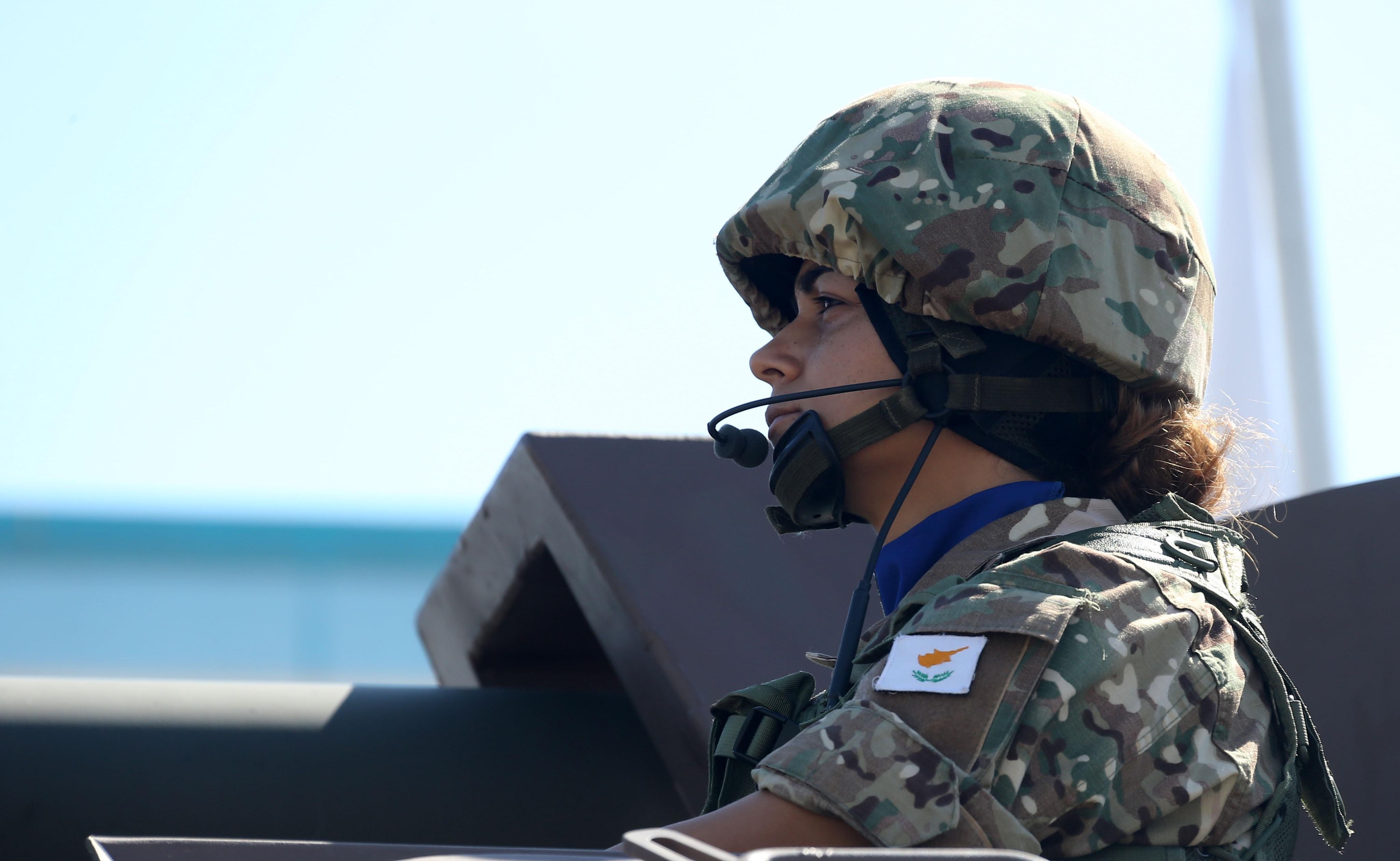 Geçit töreninde Rum kadın tankçılar dikkat çekti