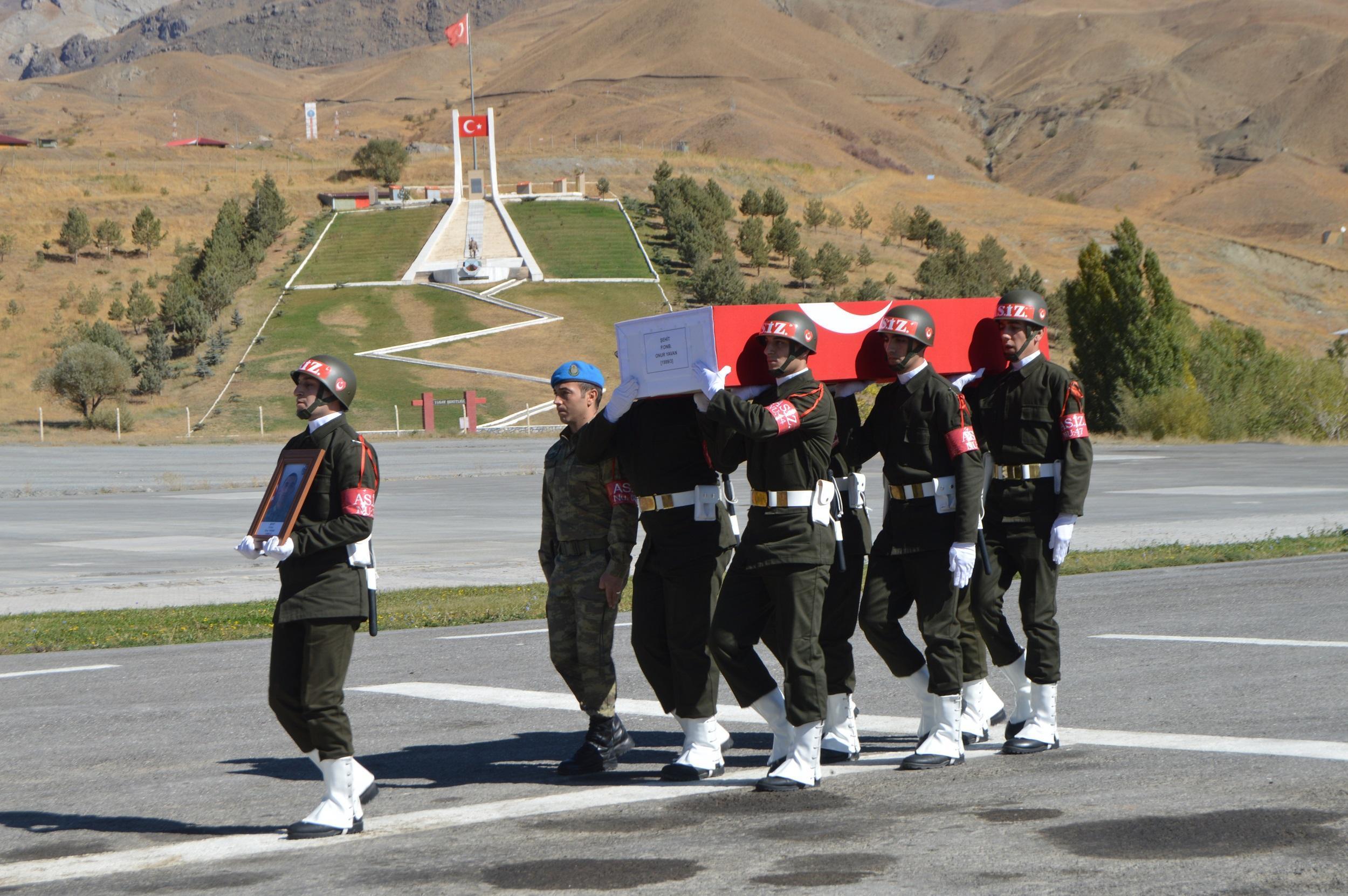 Hakkaride yıldırım düşmesi sonucu bir asker şehit oldu