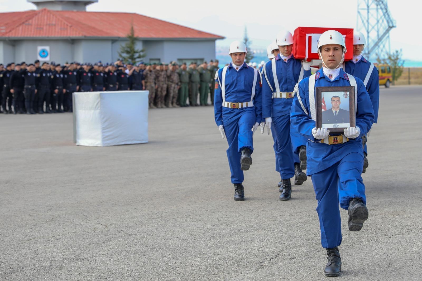 Vanda askeri araca teröristler sınırdan ateş açtı: 1 şehit, 2 yaralı