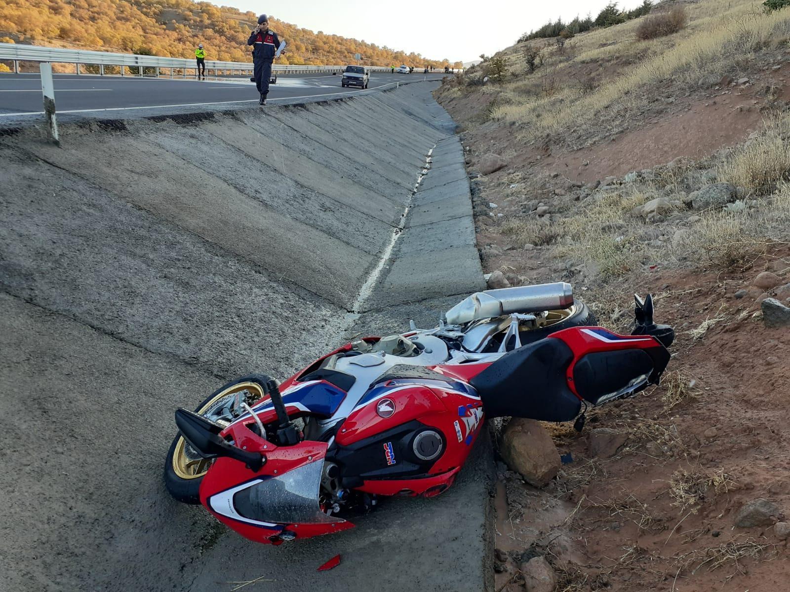Devrilen motosikletin parçalarına başka bir motosiklet çarptı: 1 ölü, 1 yaralı