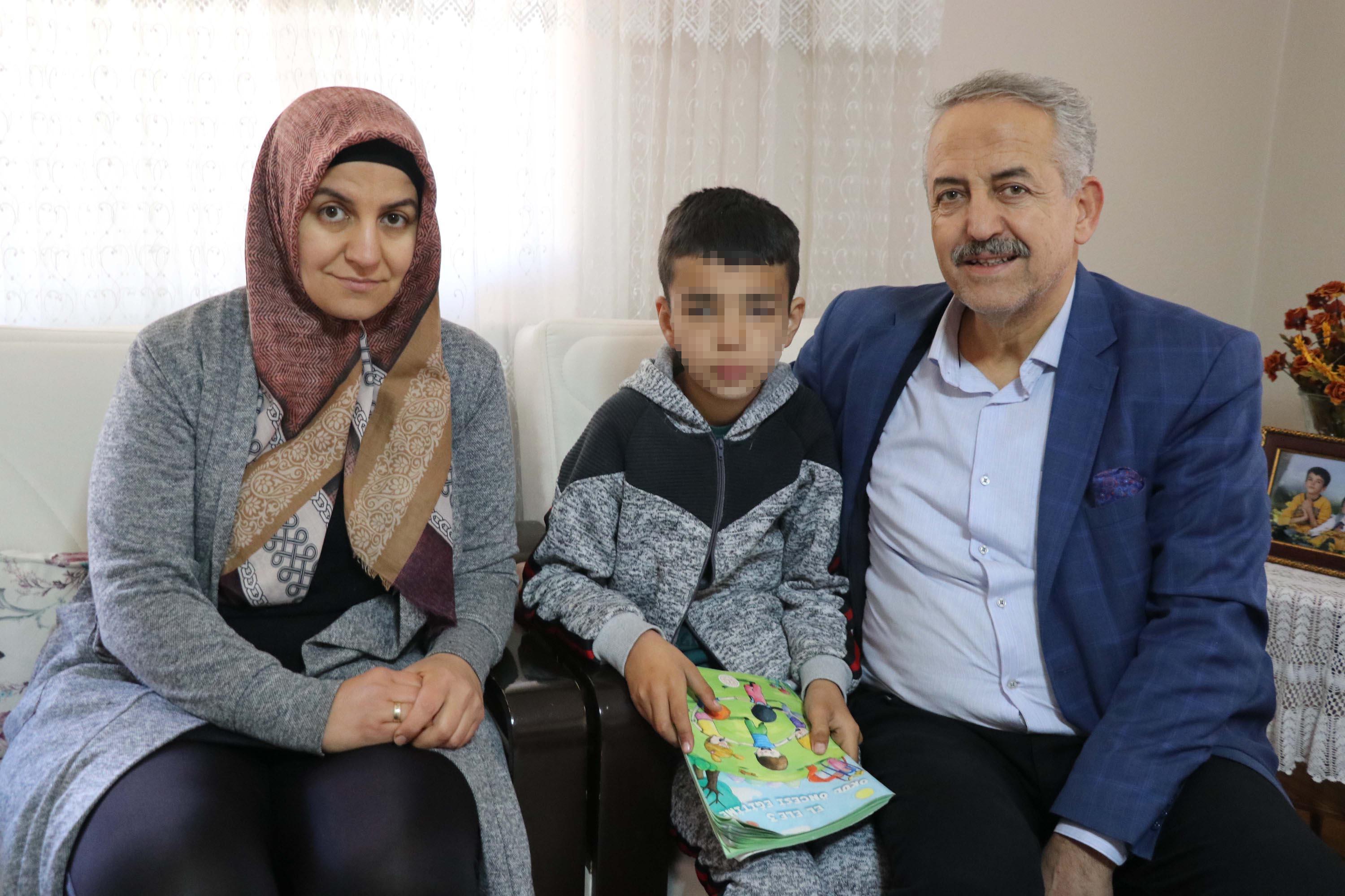 Otizmli çocuğun sesinden rahatsız olan komşu, bıçakla kapıya dayandı