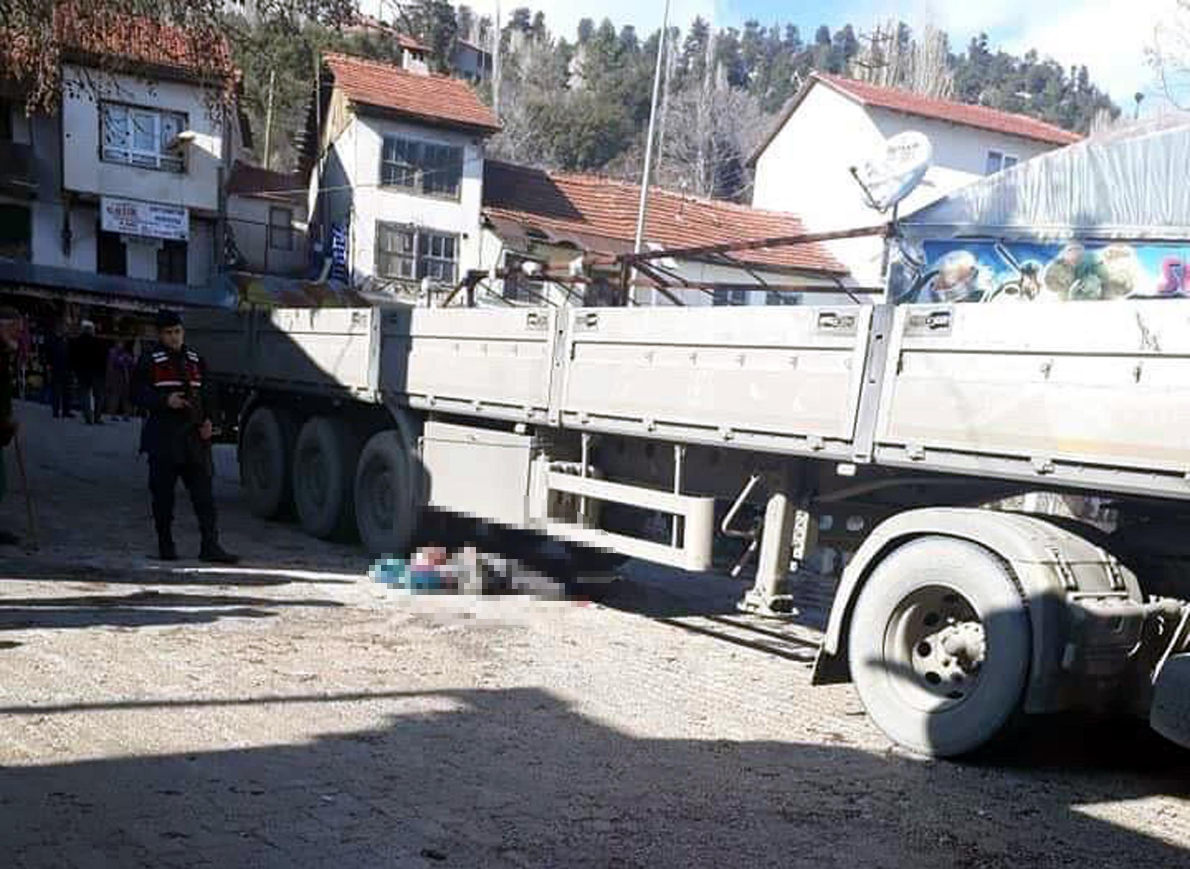Rüyamda rahmetli annemle babamı gördüm diyerek dağıtmak için lokum aldı... Sonrası çok acı