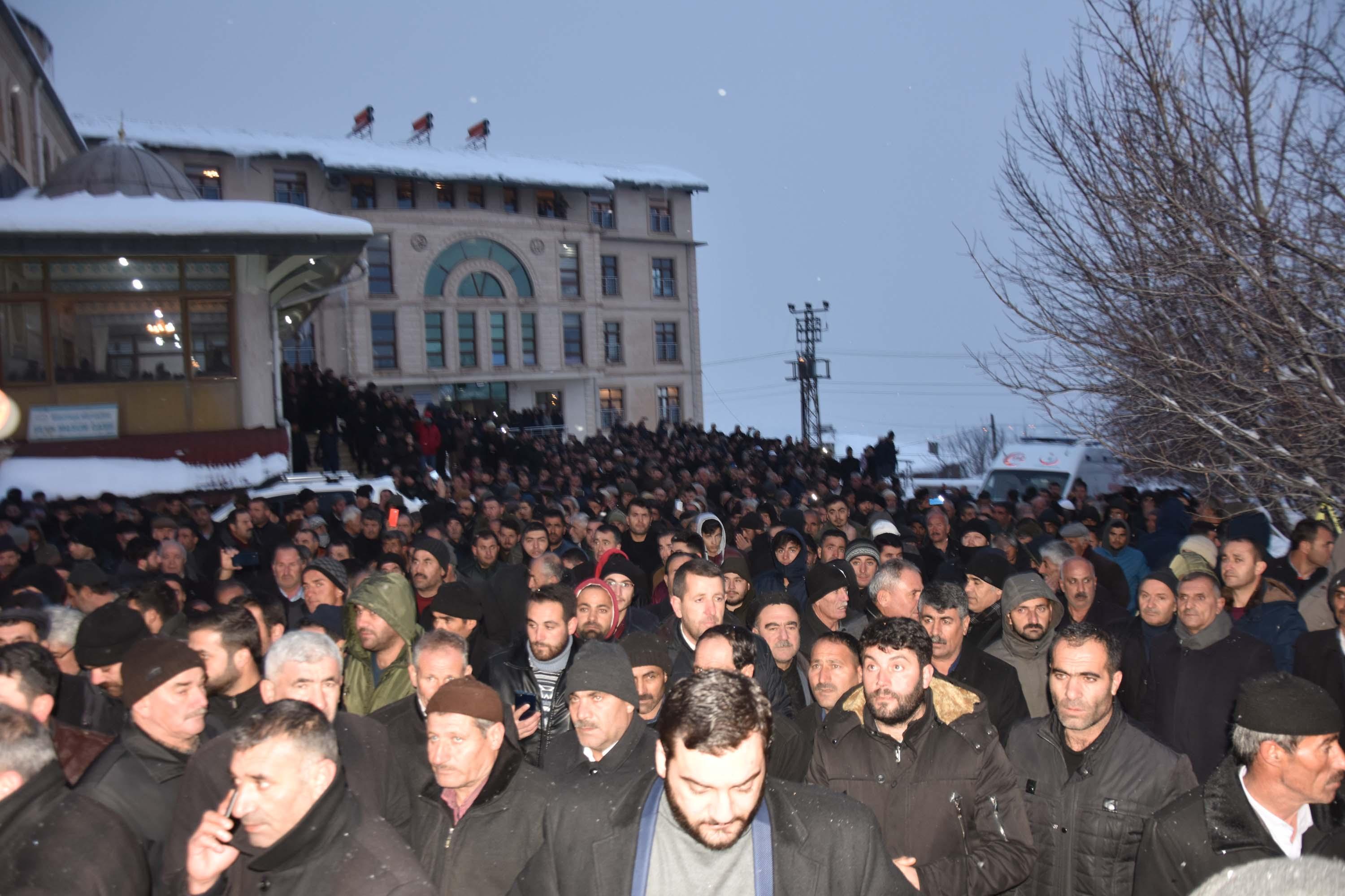 Silahlı saldırıya uğramıştı Cenazesine 10 bin kişi katıldı