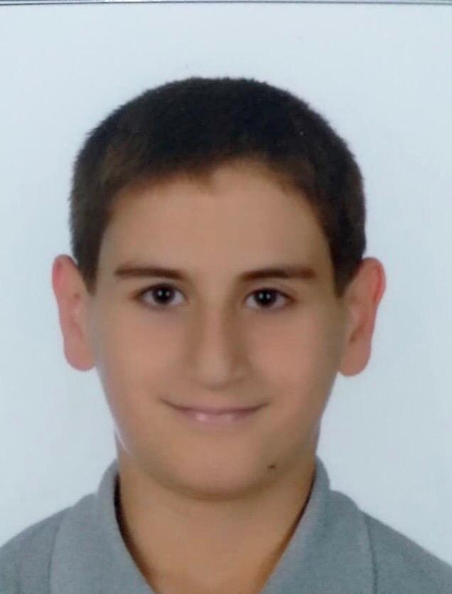 Servis minibüsünün altında kalan çocuk hayatını kaybetti