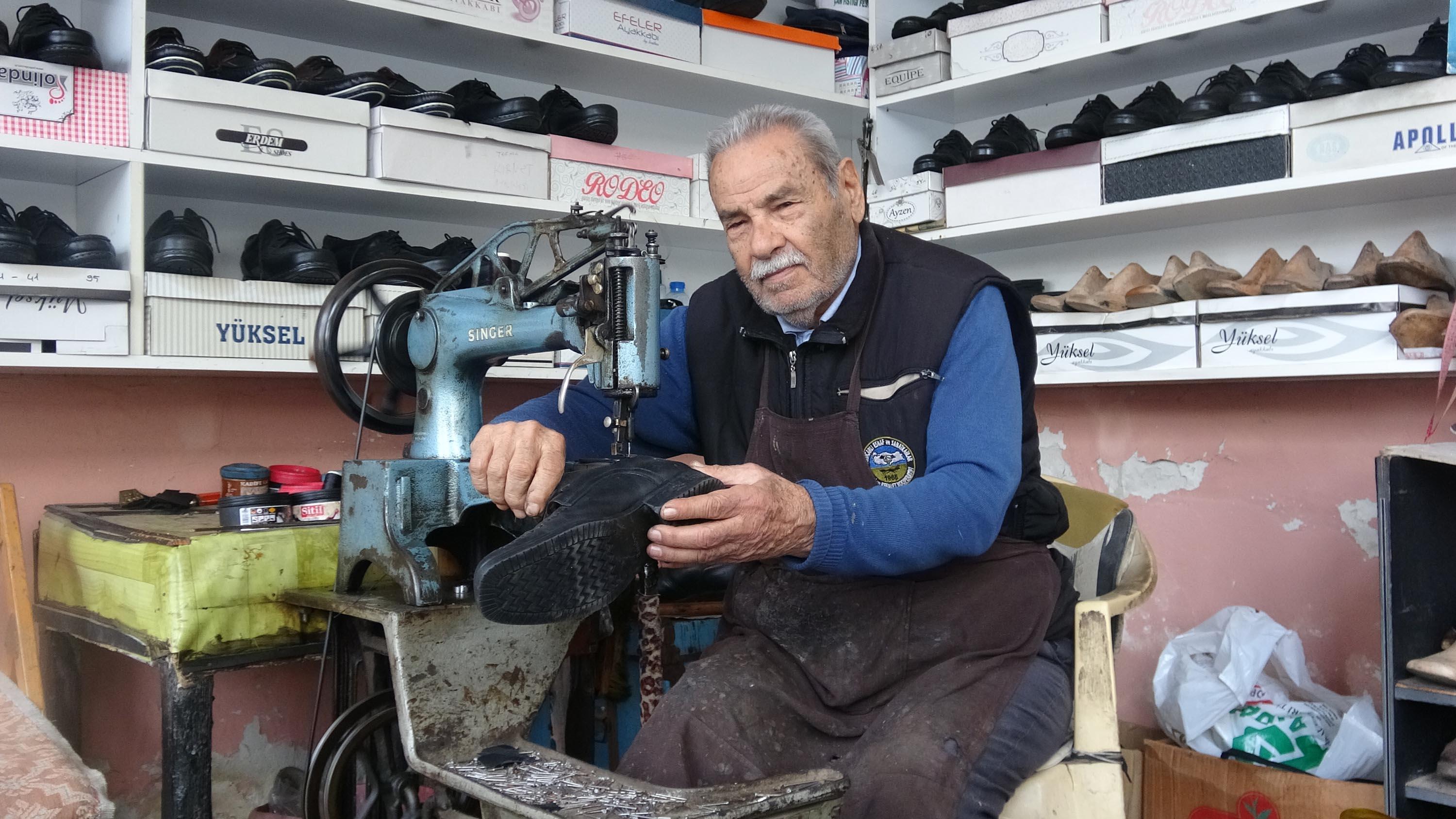 70 yıldır baba mesleği kunduracılık yapıyor