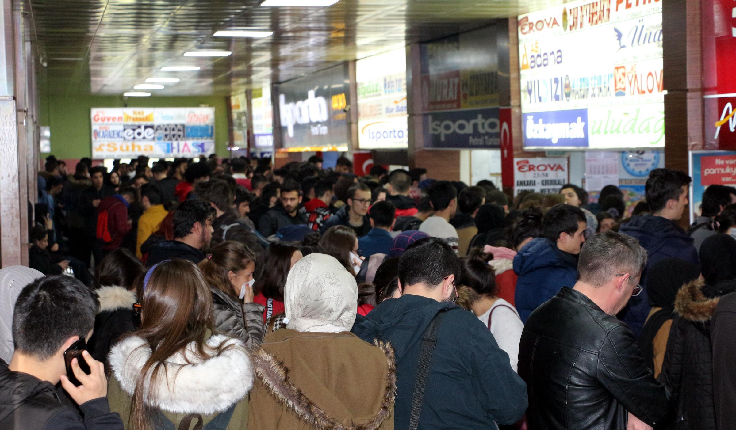 Tatil kararının ardından öğrenciler otobüs firmaları ve THY bürolarına akın etti