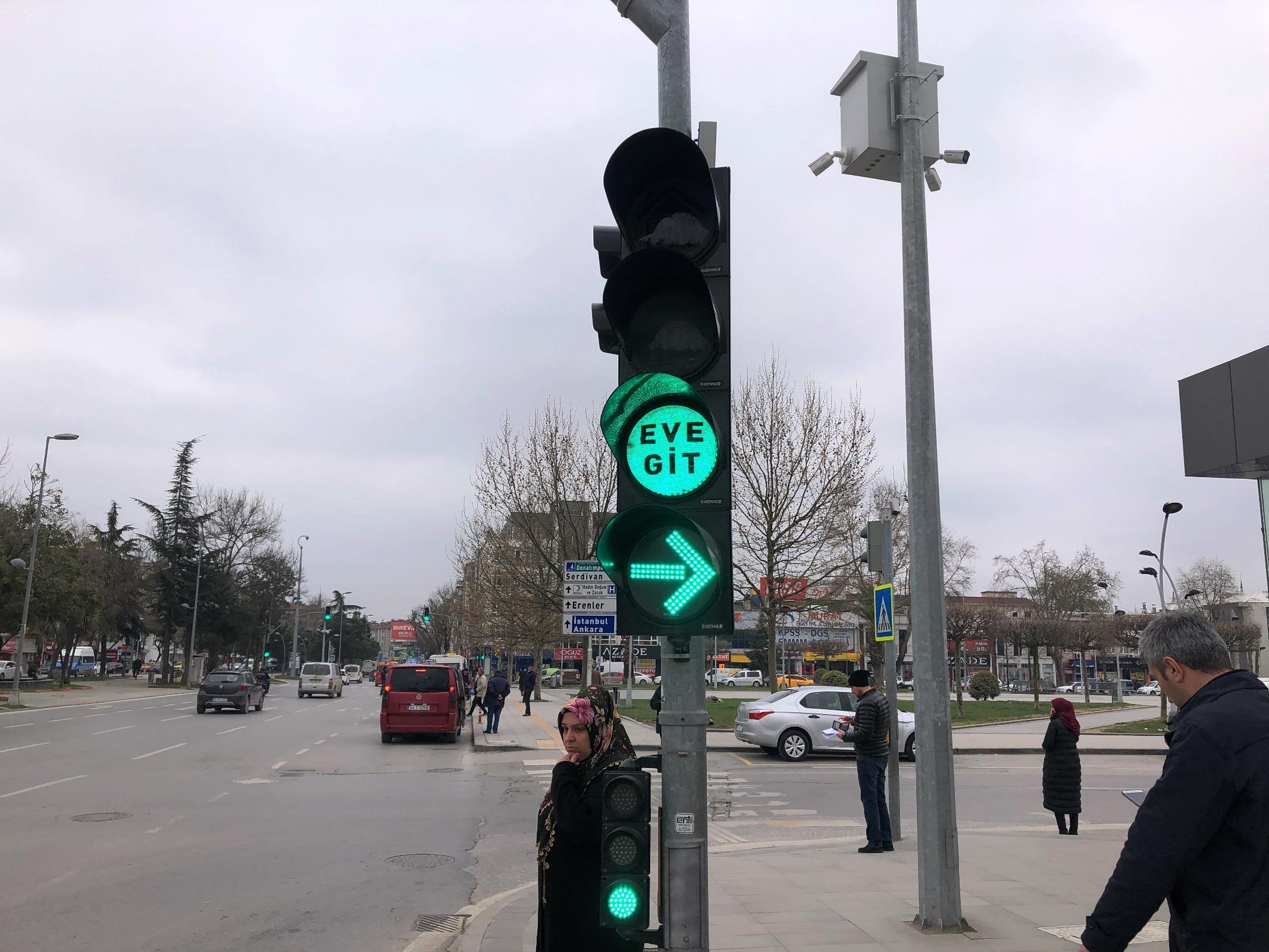 Evde kal çağrısına trafik ışıklı destek