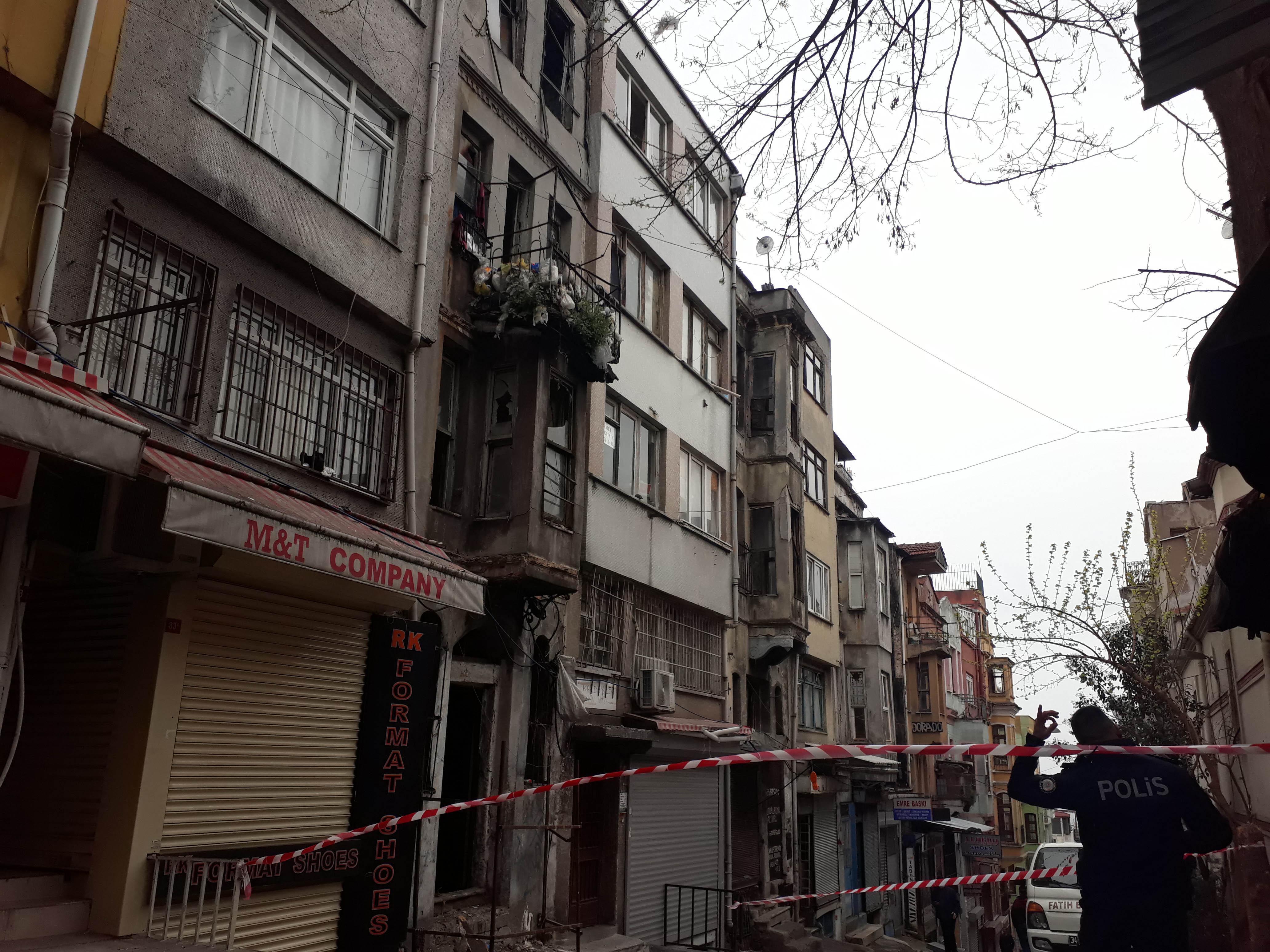 Fatihte metruk binada kısmi çökme; Temizlik işçisi binada mahsur kaldı