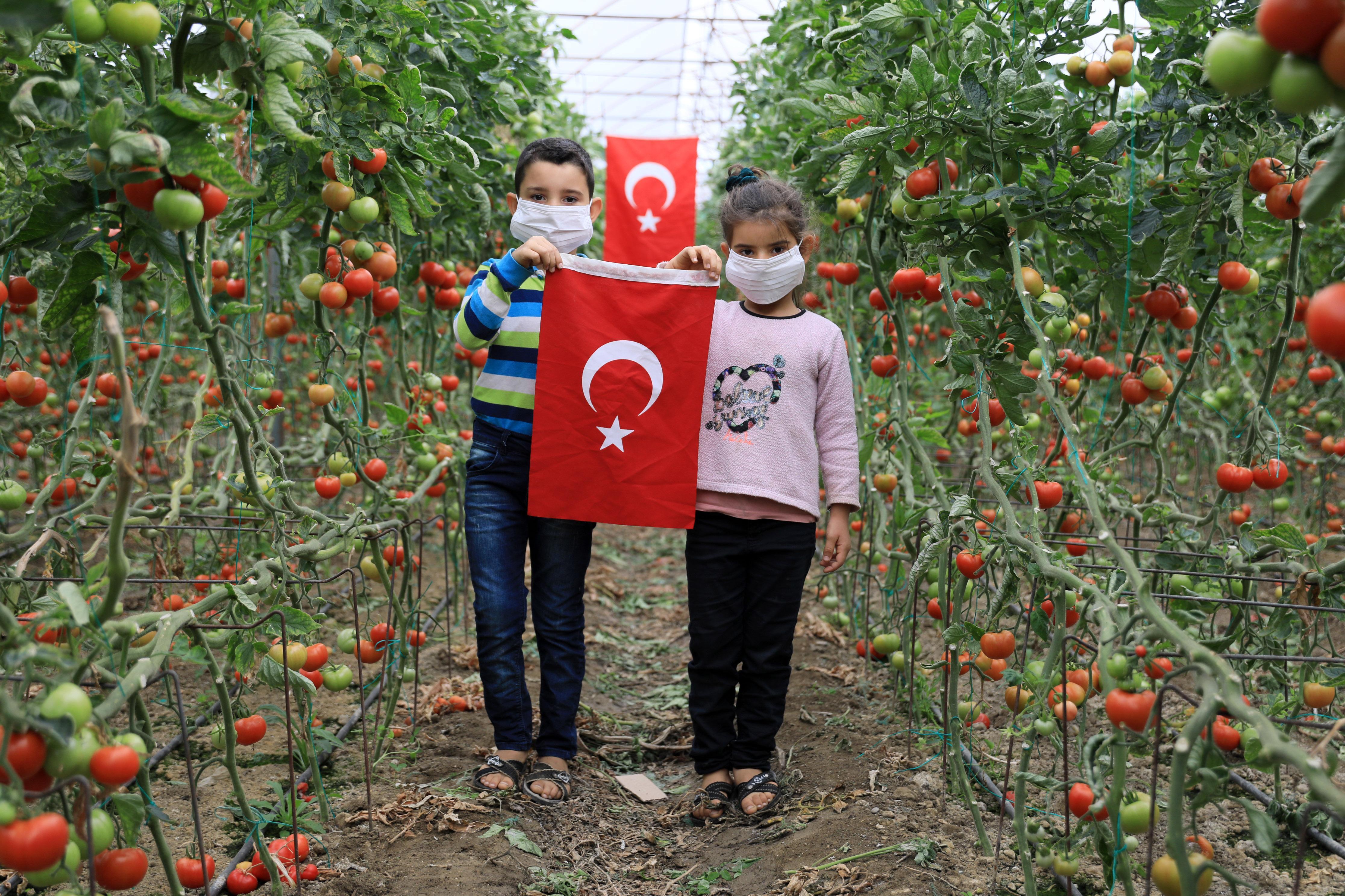 Evlerde 23 Nisan coşkusu; Çocuklar bayramlarını böyle kutladı