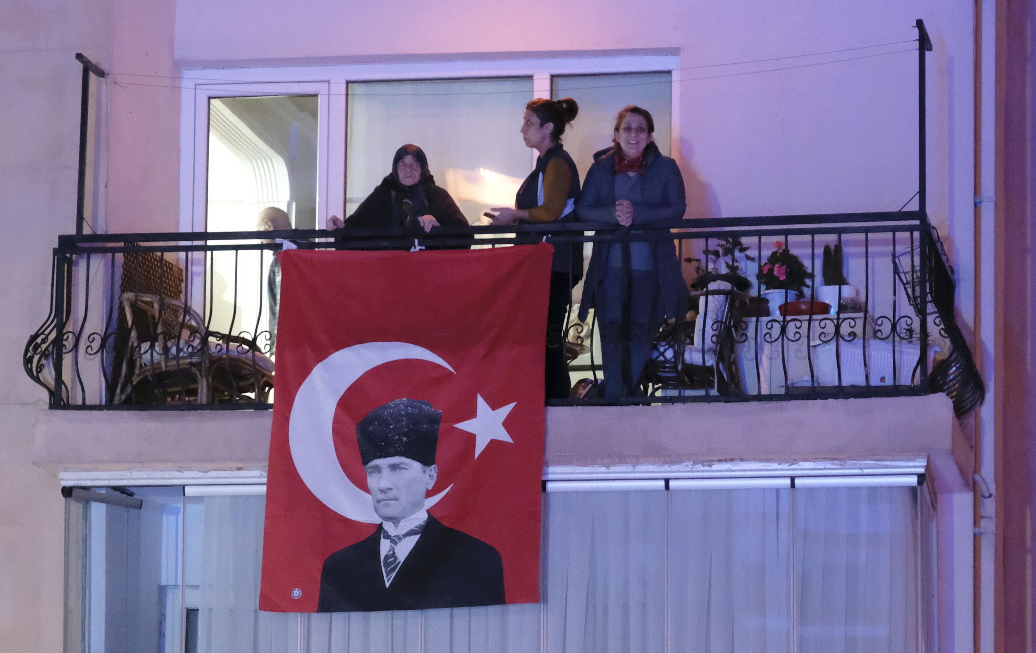 Türkiye tek yürek oldu İstiklal Marşını balkonlardan okudu