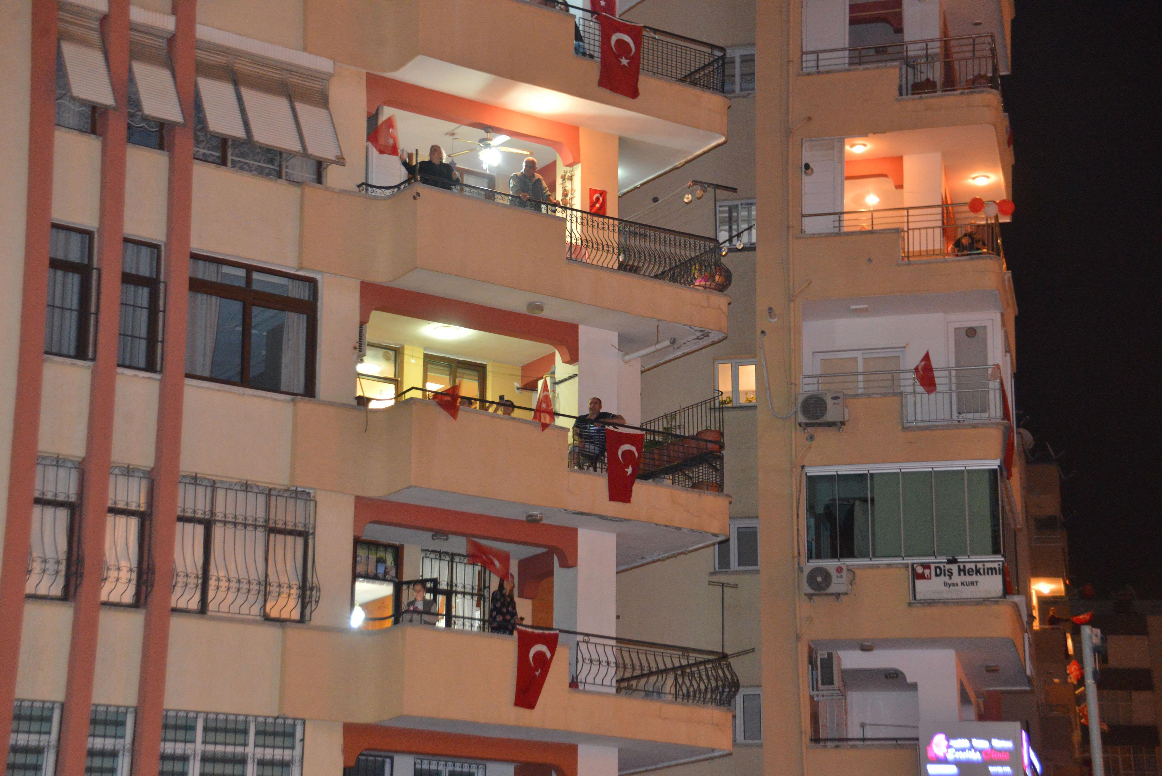 Türkiye tek yürek oldu İstiklal Marşını balkonlardan okudu