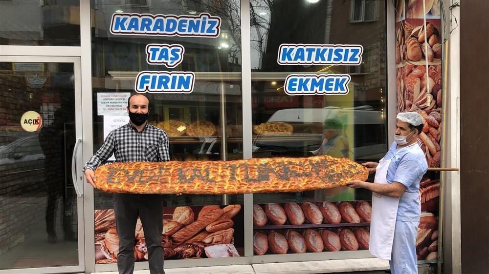 2 metrelik Evde Kal Türkiye yazılı pide, açık artırmayla satıldı