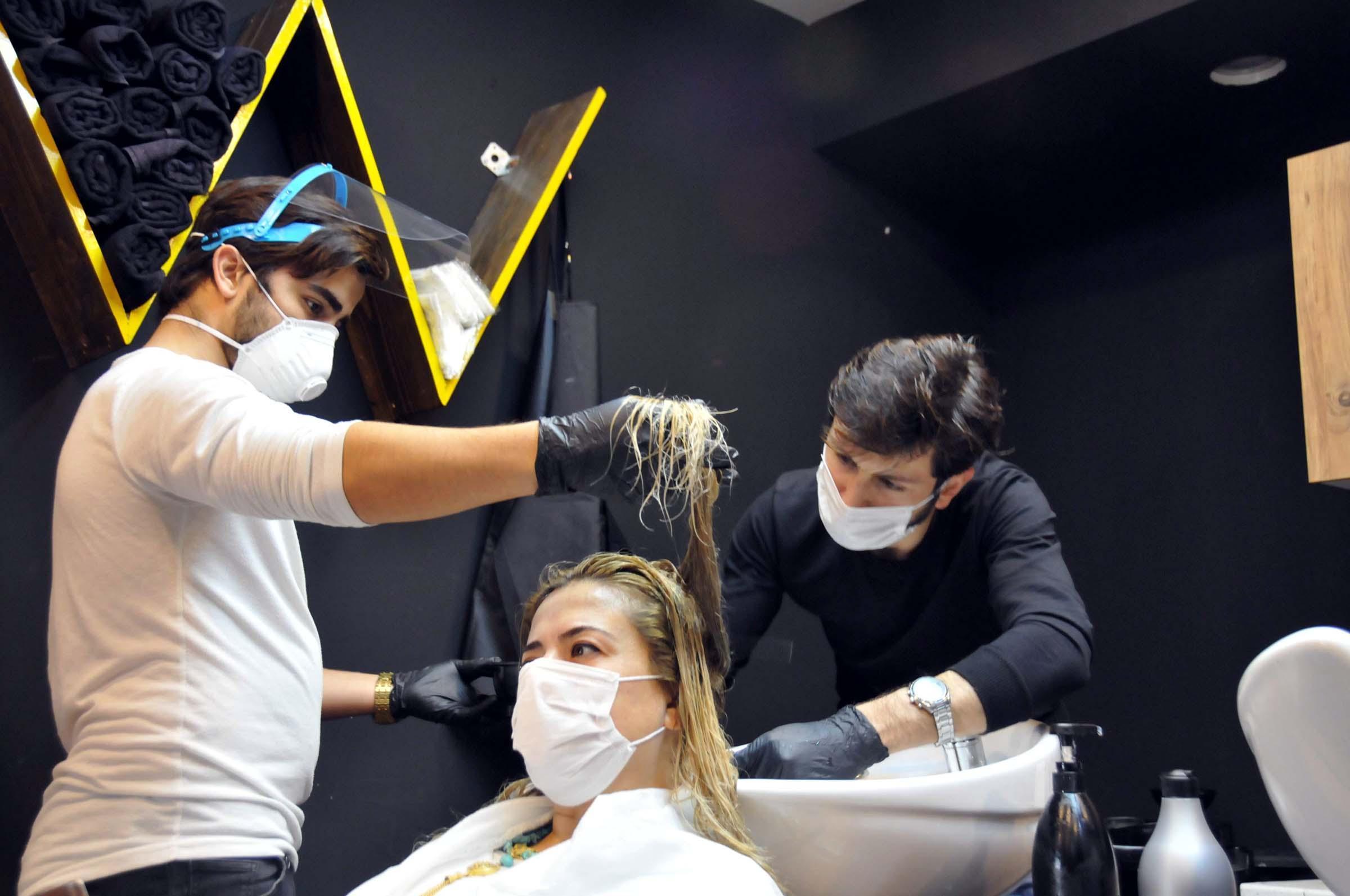 Berber ve kuaförler hizmete başladı