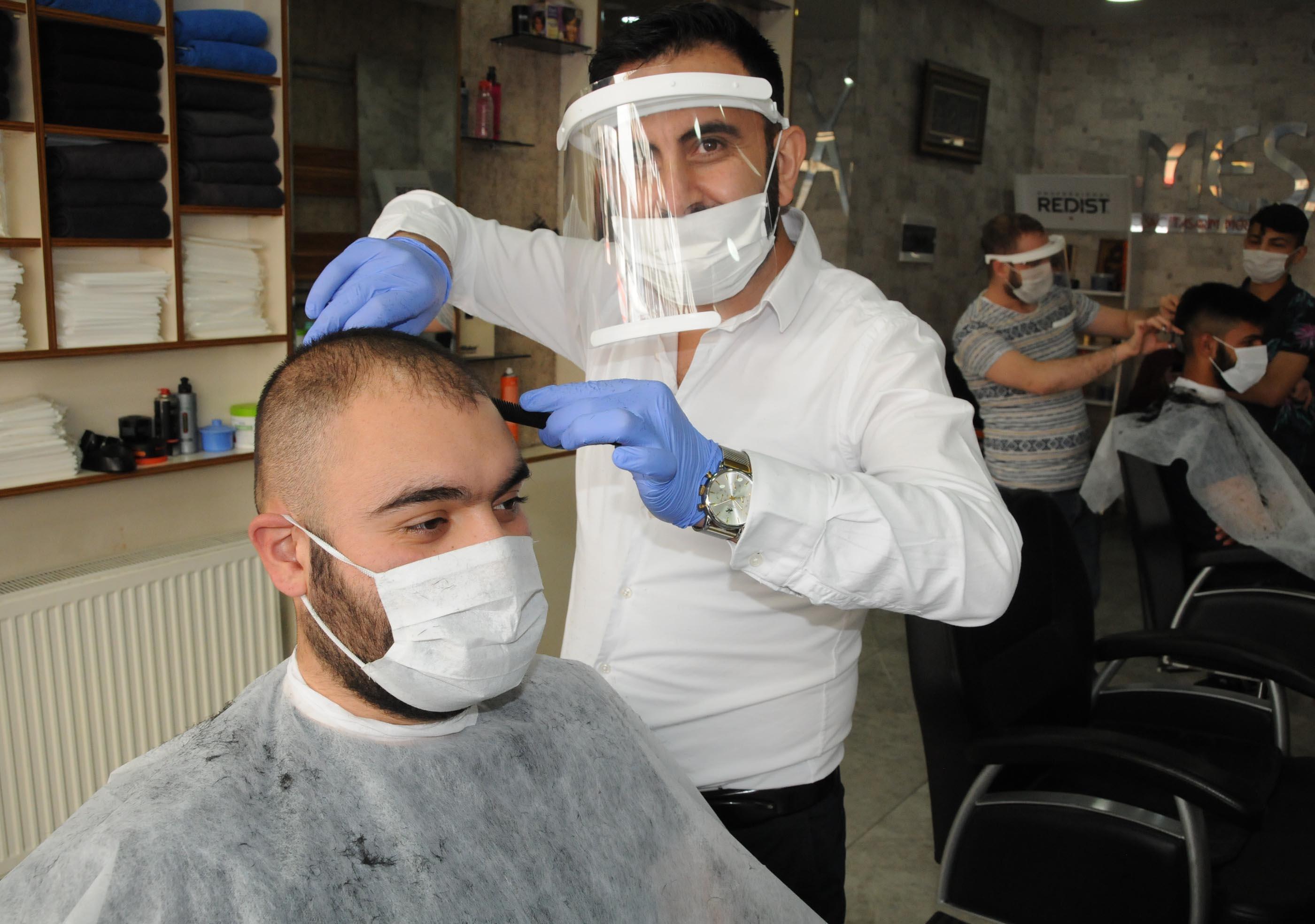 Berber ve kuaförler hizmete başladı