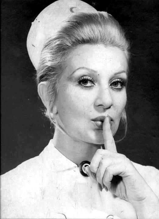 Sus işareti yapan hemşireyi canlandıran Dilek Tuncadan sağlıkçılara mesaj