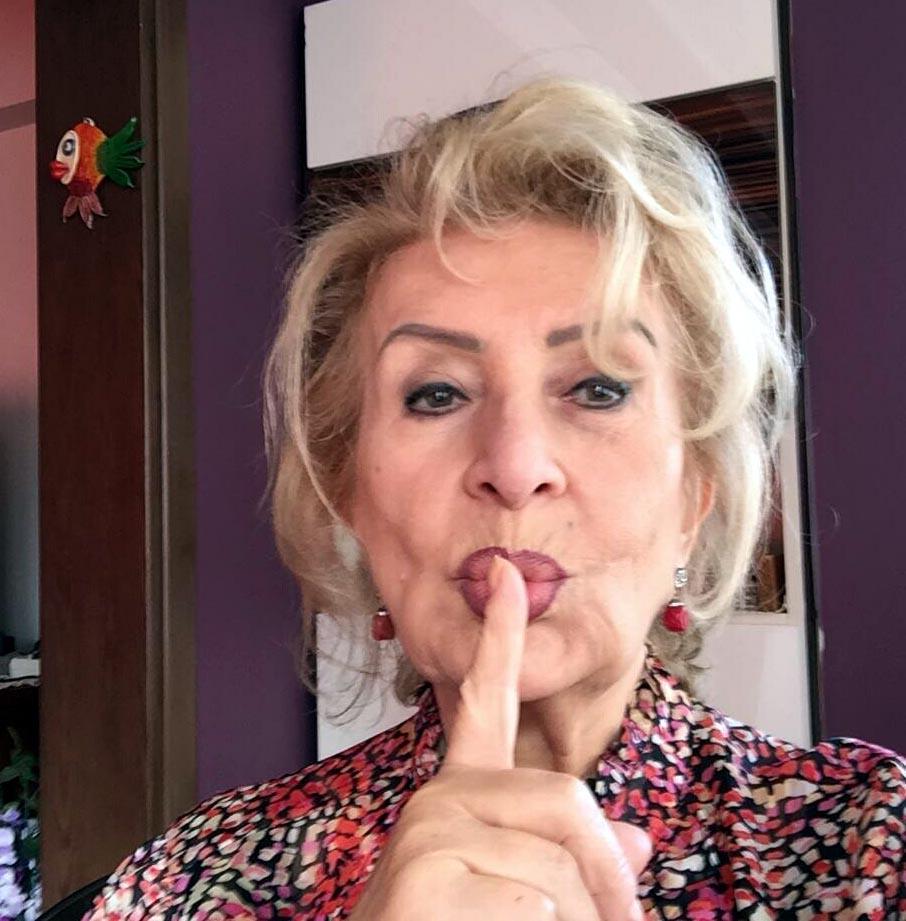 Sus işareti yapan hemşireyi canlandıran Dilek Tuncadan sağlıkçılara mesaj