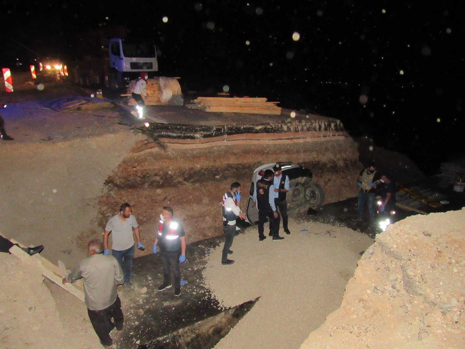 Otomobil yol çalışmasındaki çukura düştü; baba- oğul öldü