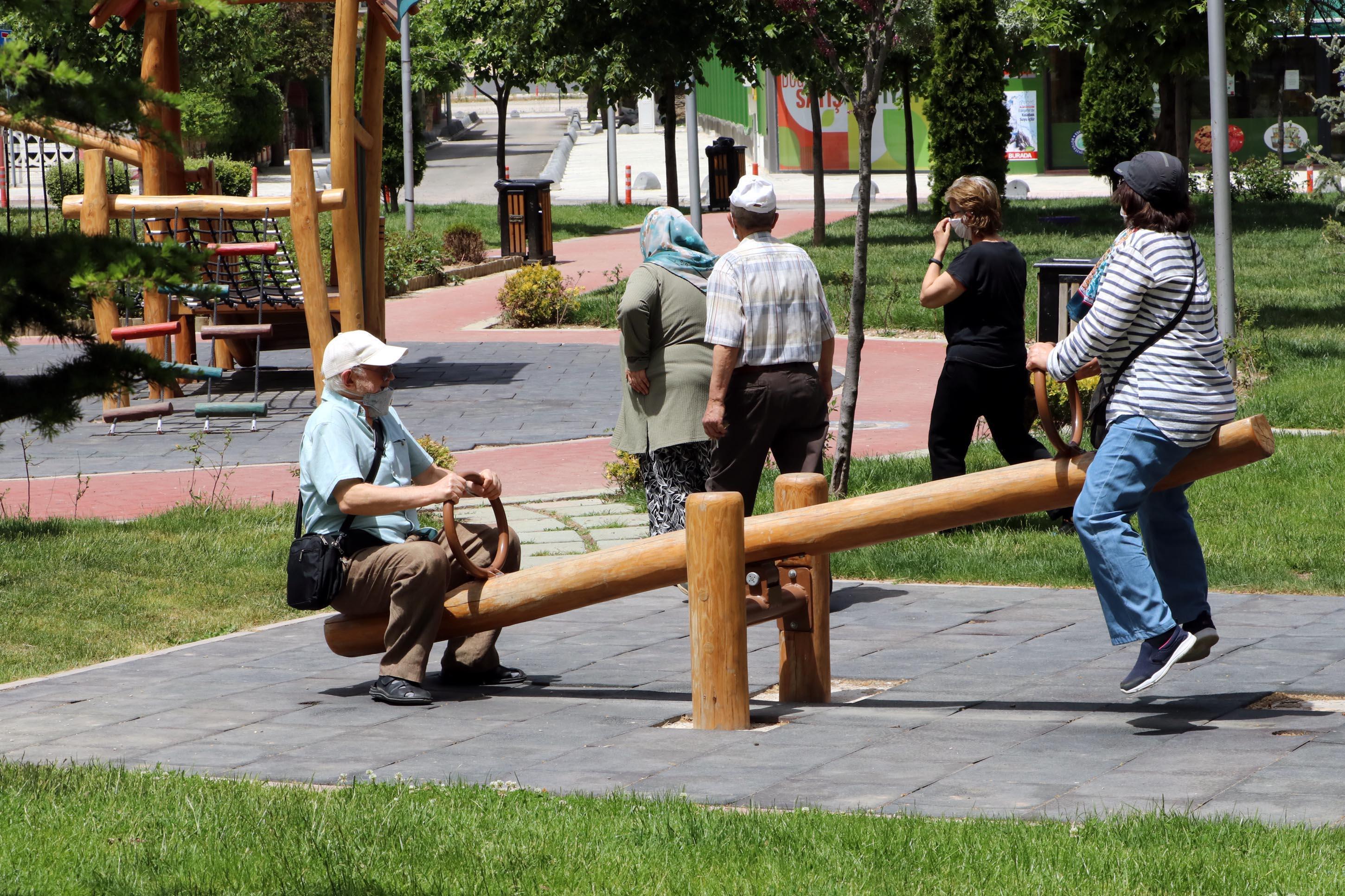 65 yaş ve üzeri sokağa çıktı
