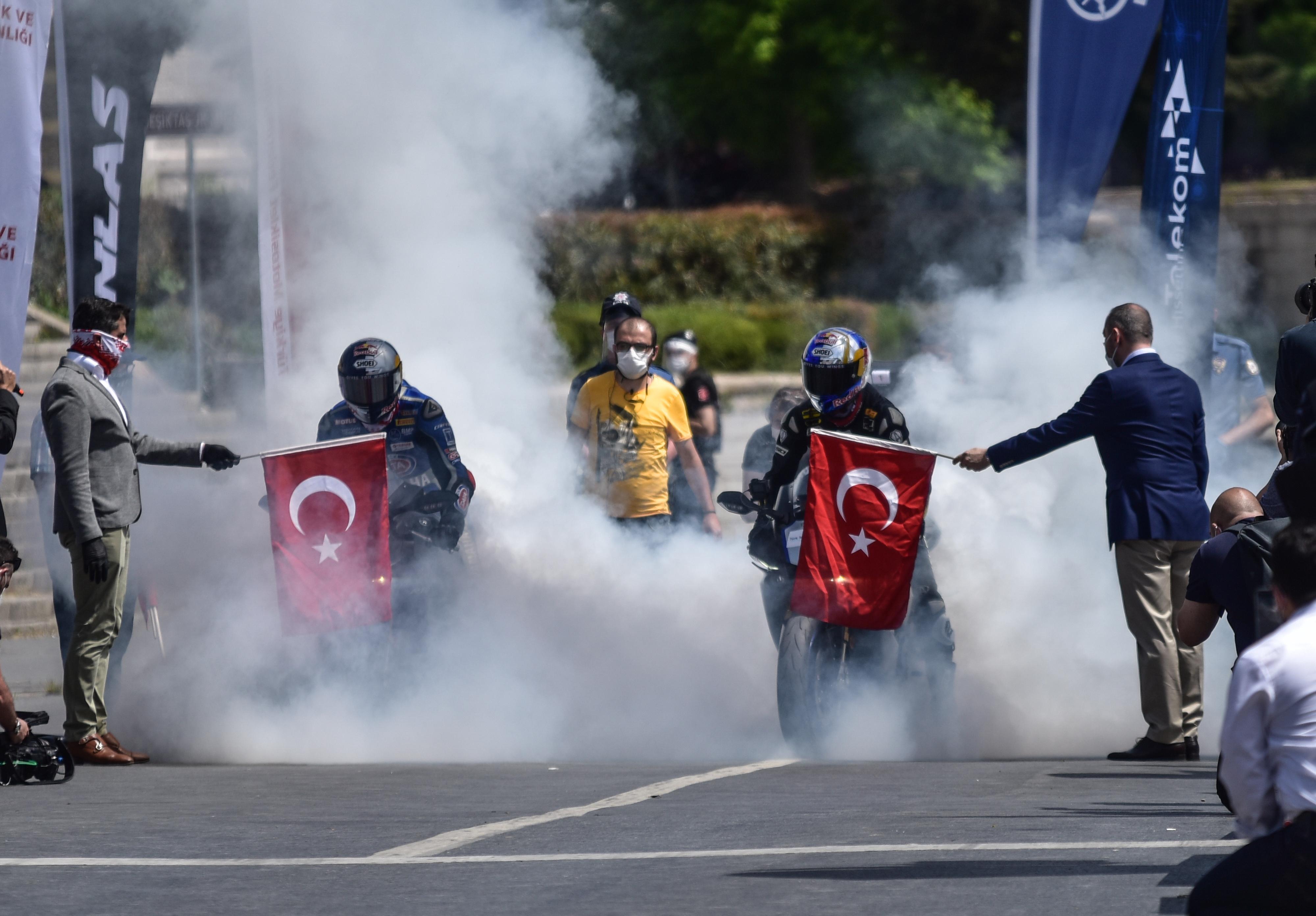 Sosyal mesafeli 19 Mayıs coşkusu