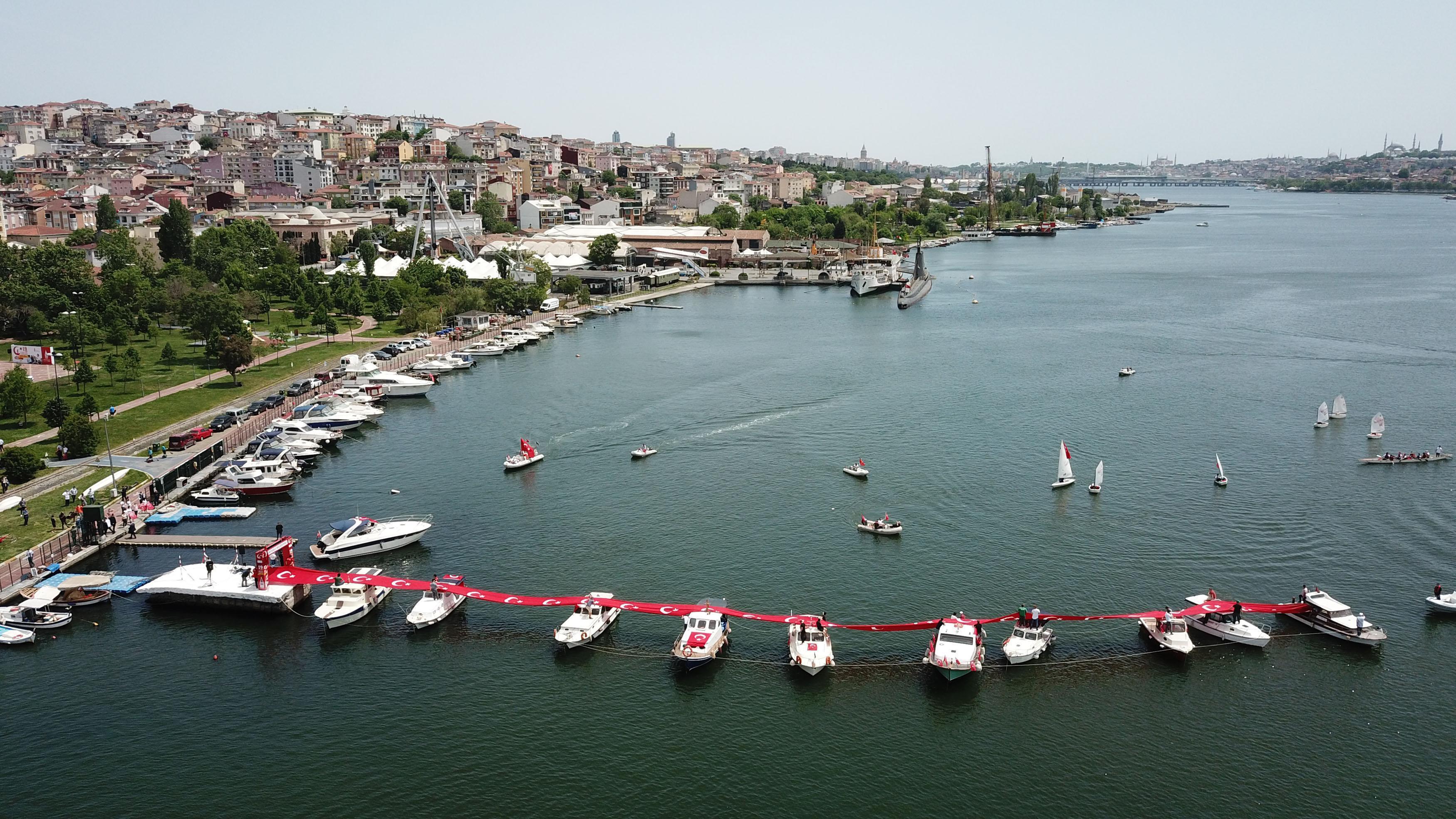 Sosyal mesafeli 19 Mayıs coşkusu