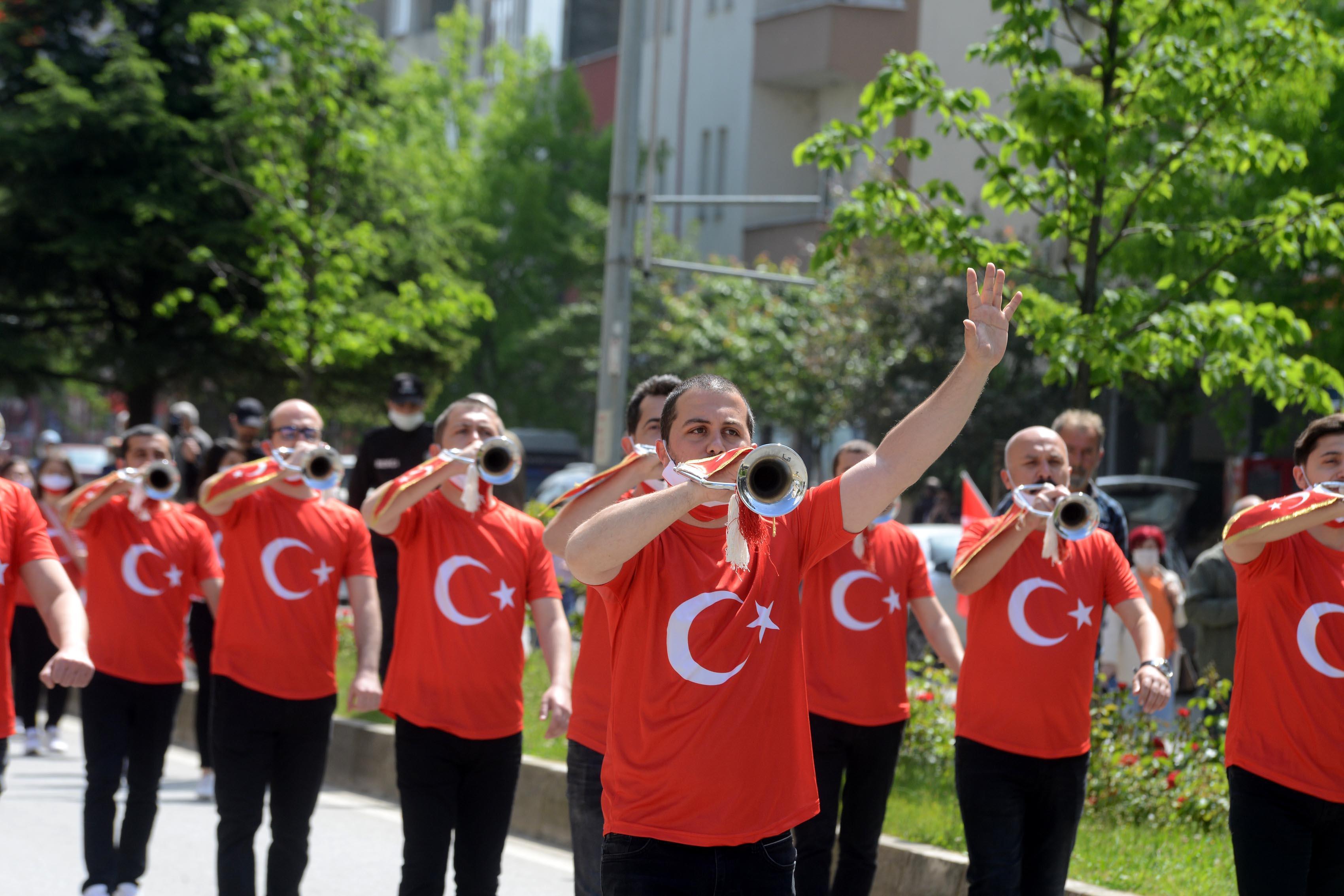 Sosyal mesafeli 19 Mayıs coşkusu